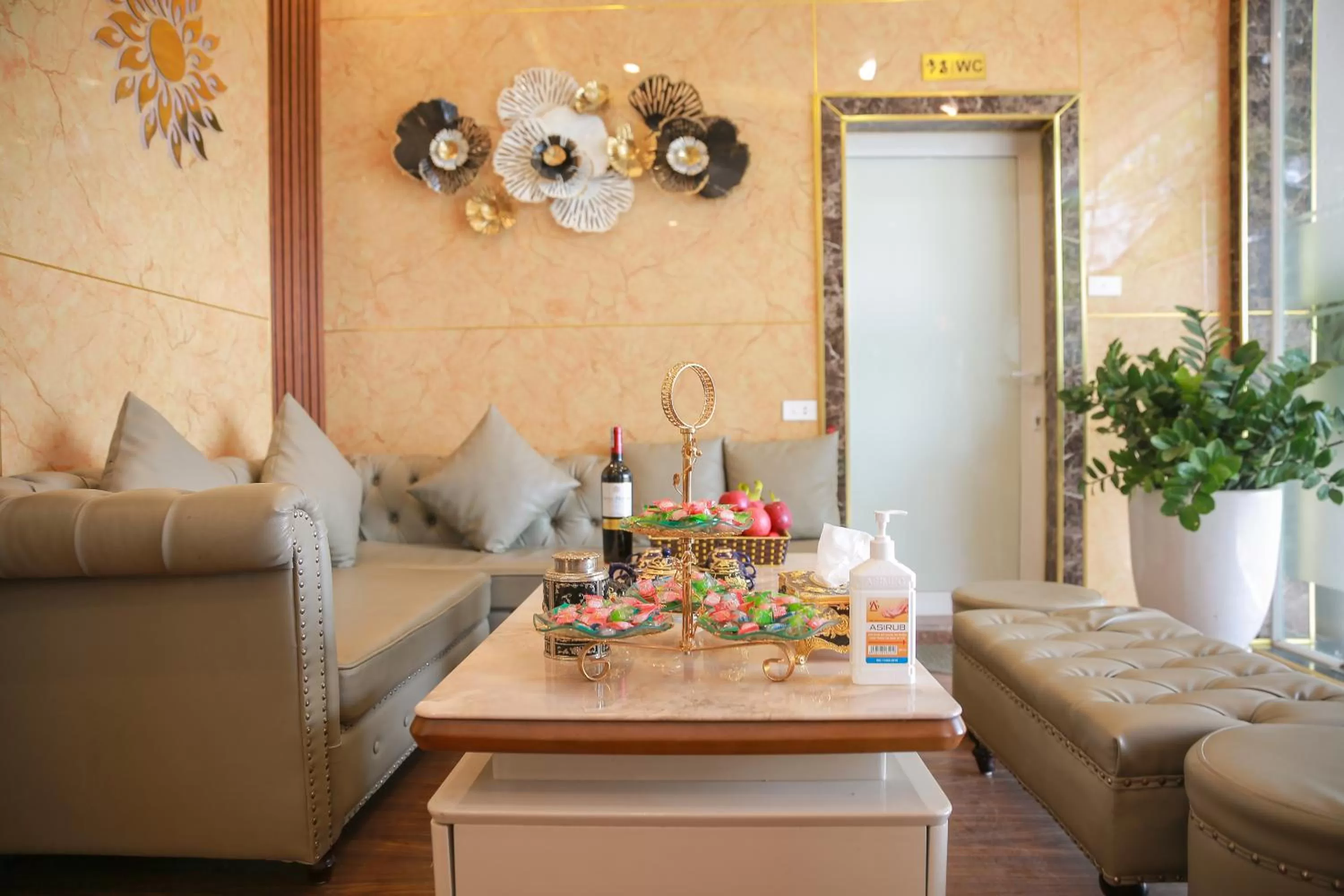 Living room, Seating Area in Royal Hotel