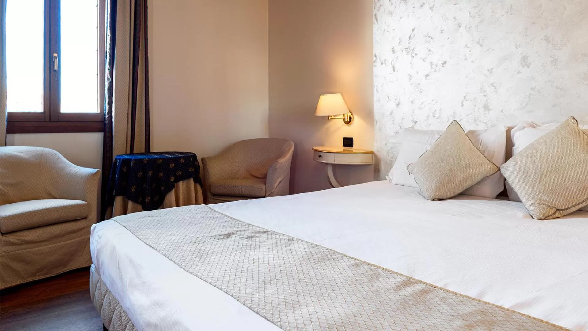 Photo of the whole room, Bed in Cà Doge