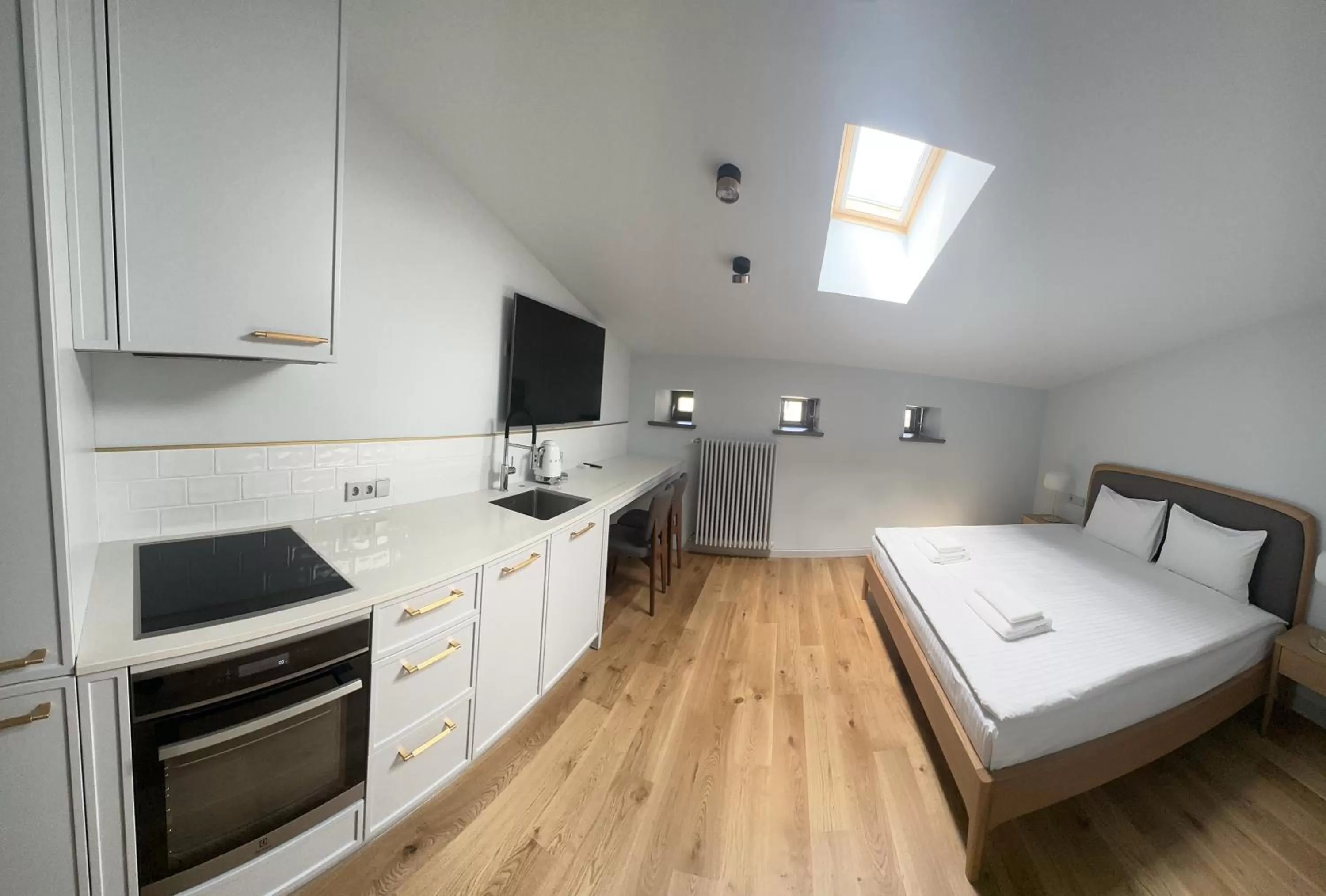 Bed, Kitchen/Kitchenette in Roze Center Apartments