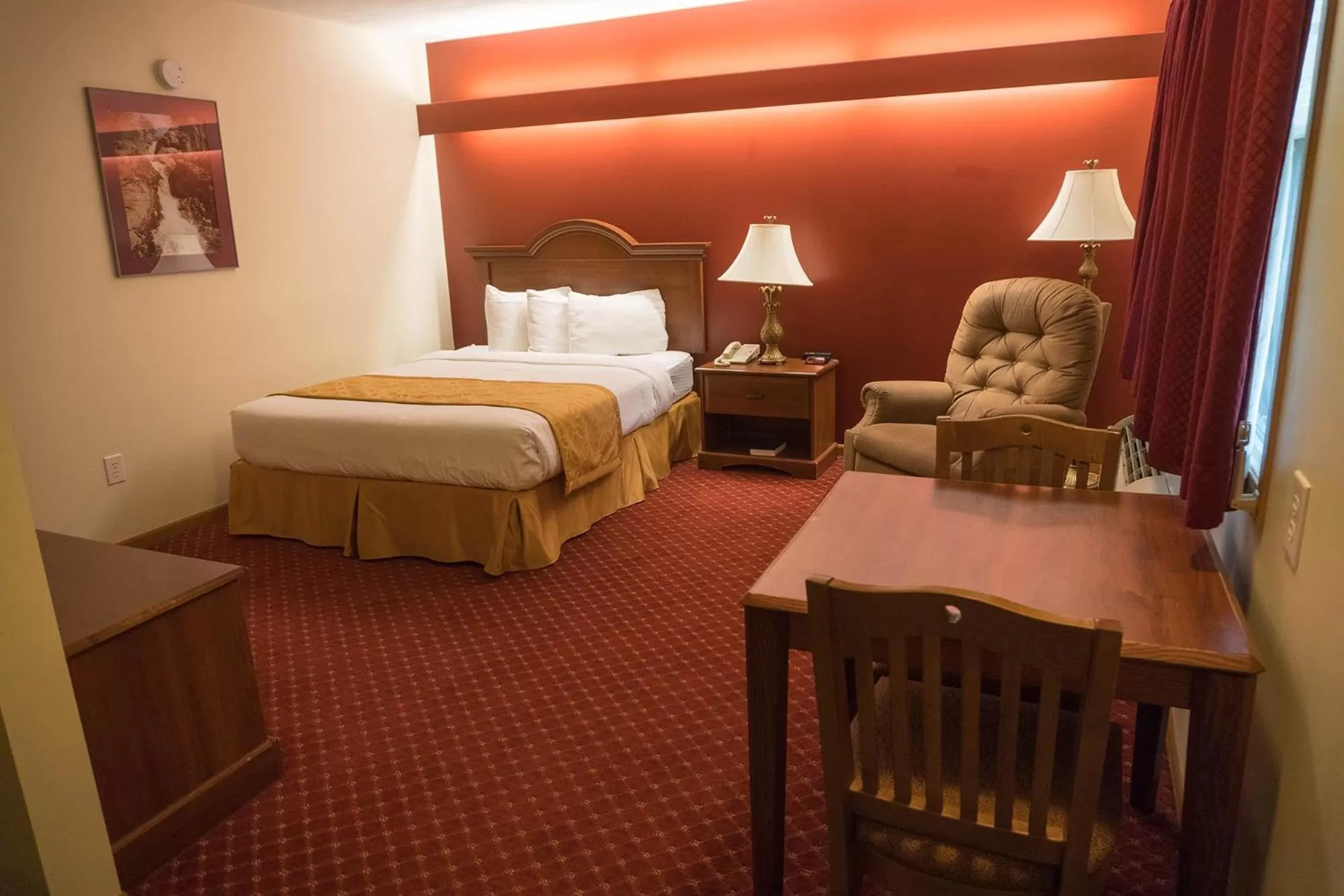 Photo of the whole room, Bed in Shepherd Mountain Inn & Suites