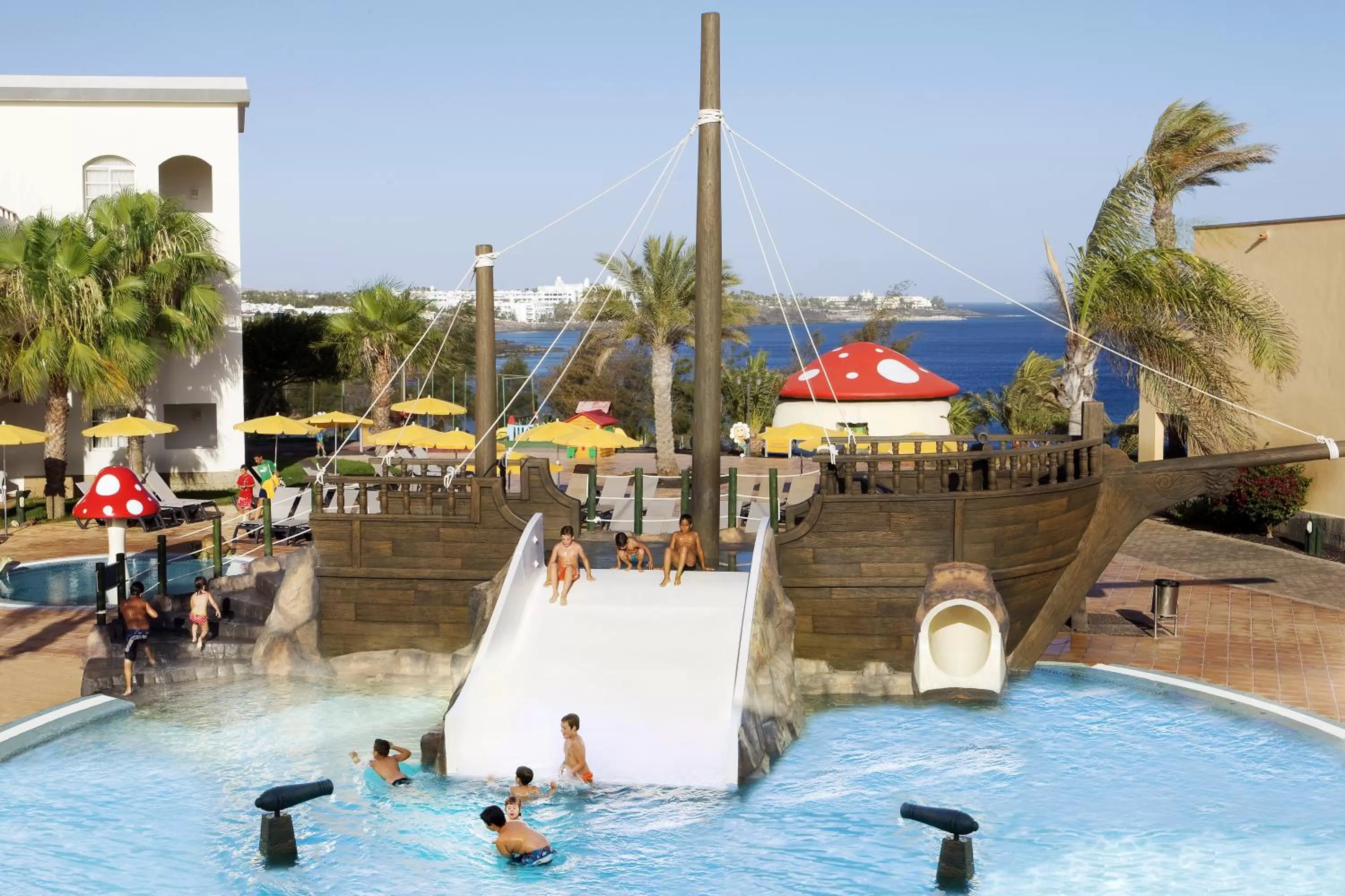 Swimming pool in H10 Rubicón Horizons Collection