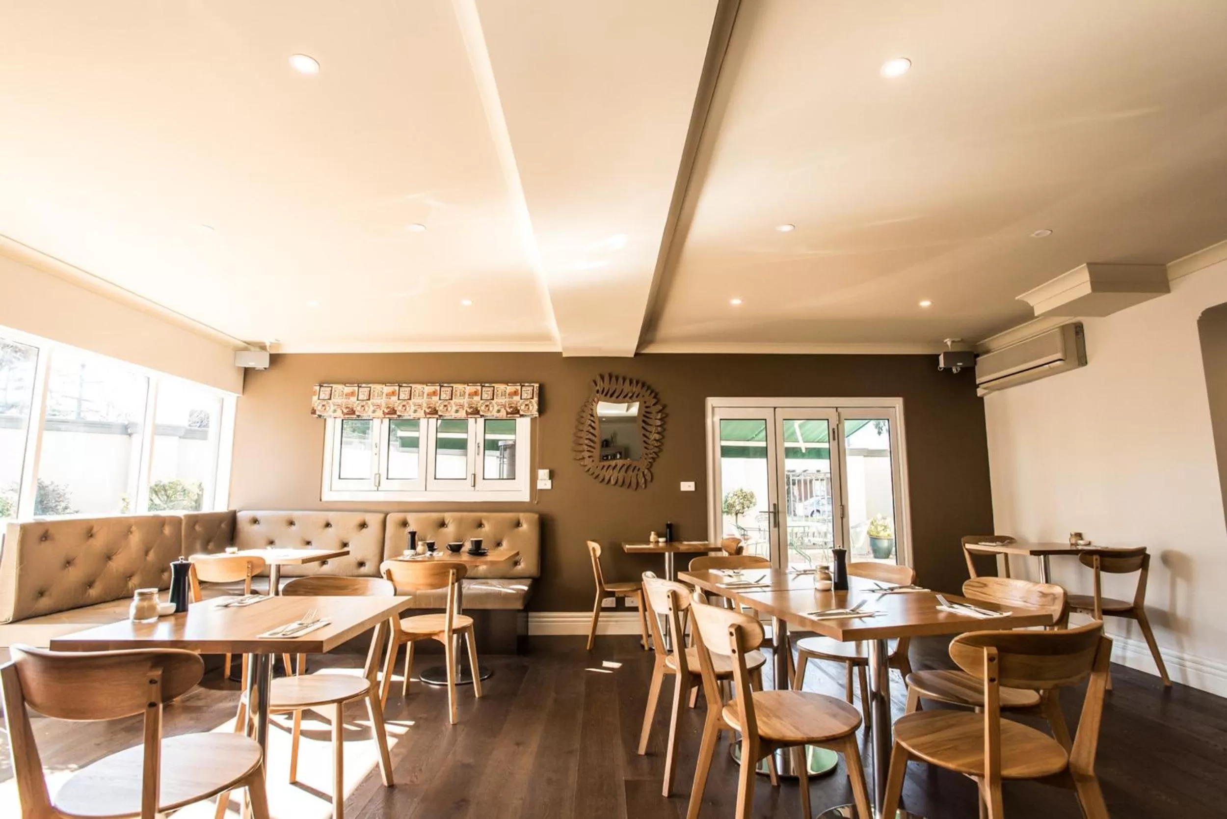 Restaurant/places to eat in The Waverley International Hotel