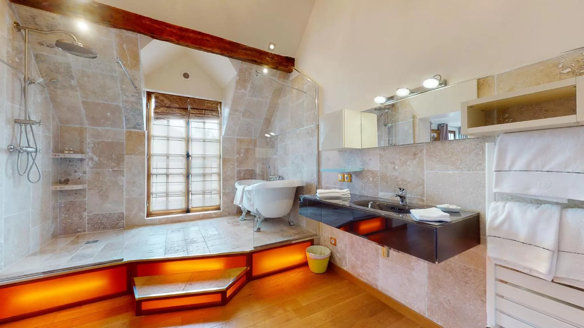 Shower in Besharat Gallery & Museum