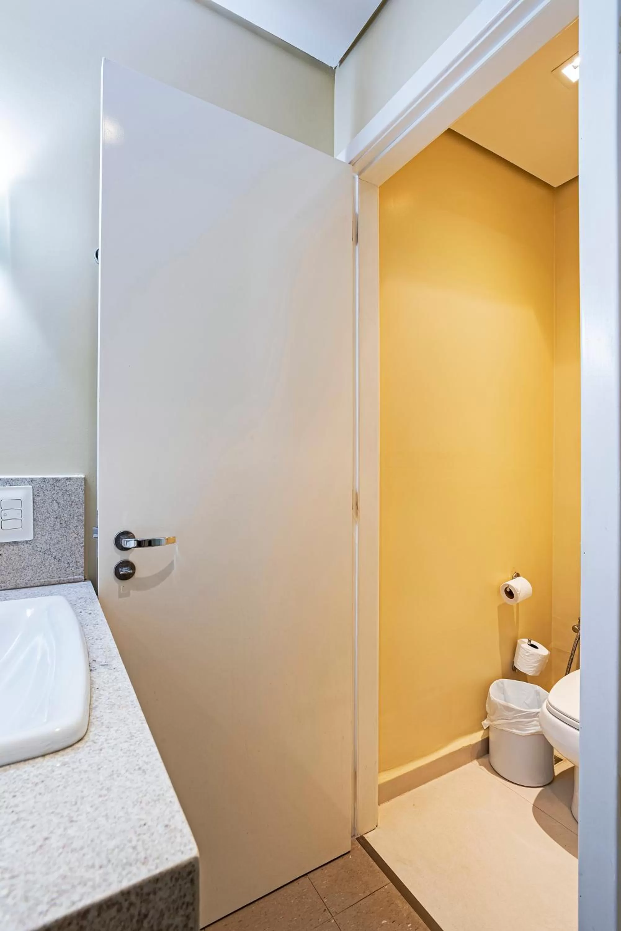 Toilet in Slim Cuiabá Aeroporto