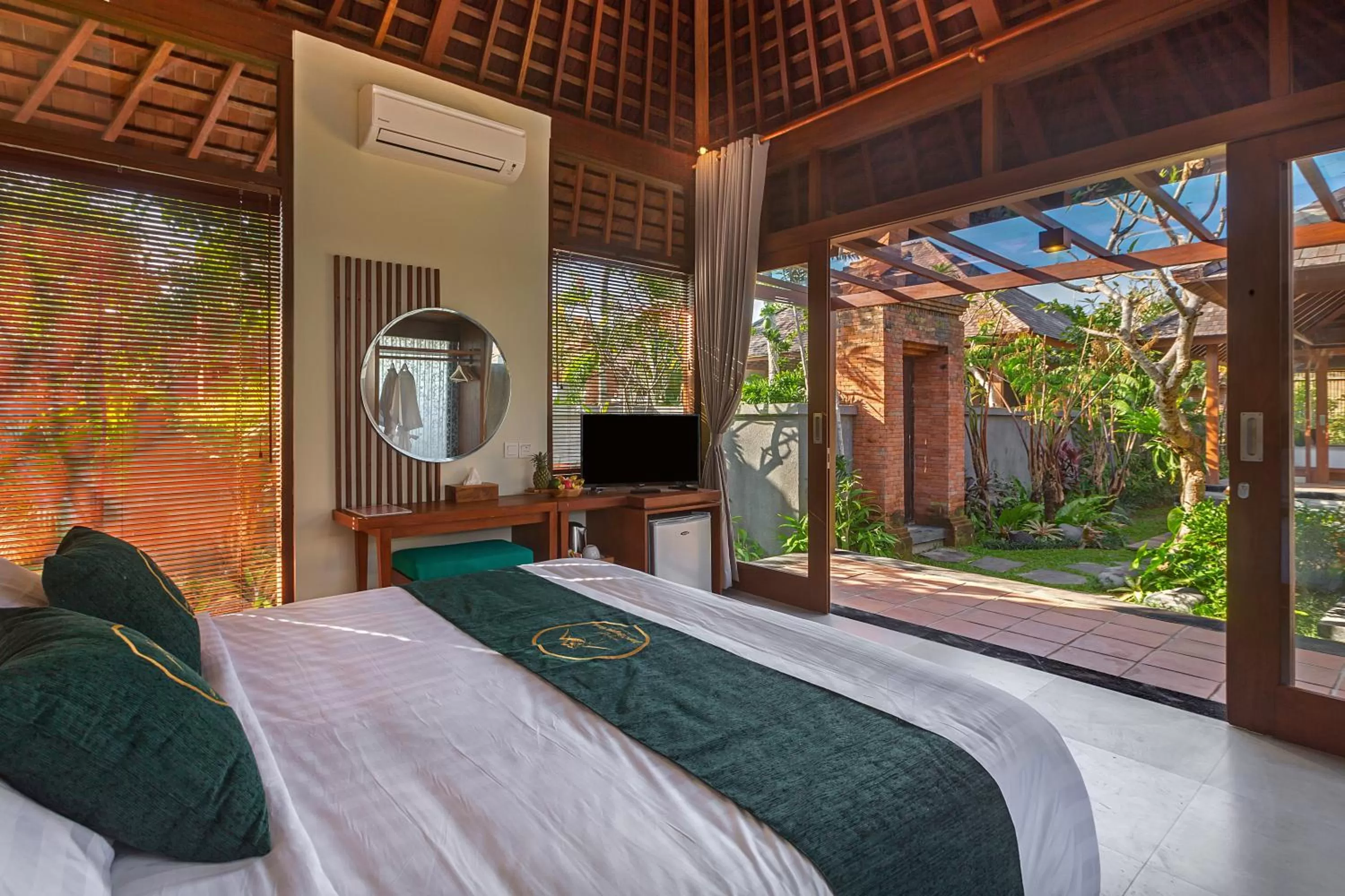 Photo of the whole room, Bed in Alam Wayang Ubud - CHSE Certified