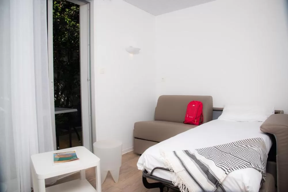 Seating area, Bed in Hotel Les Dunes