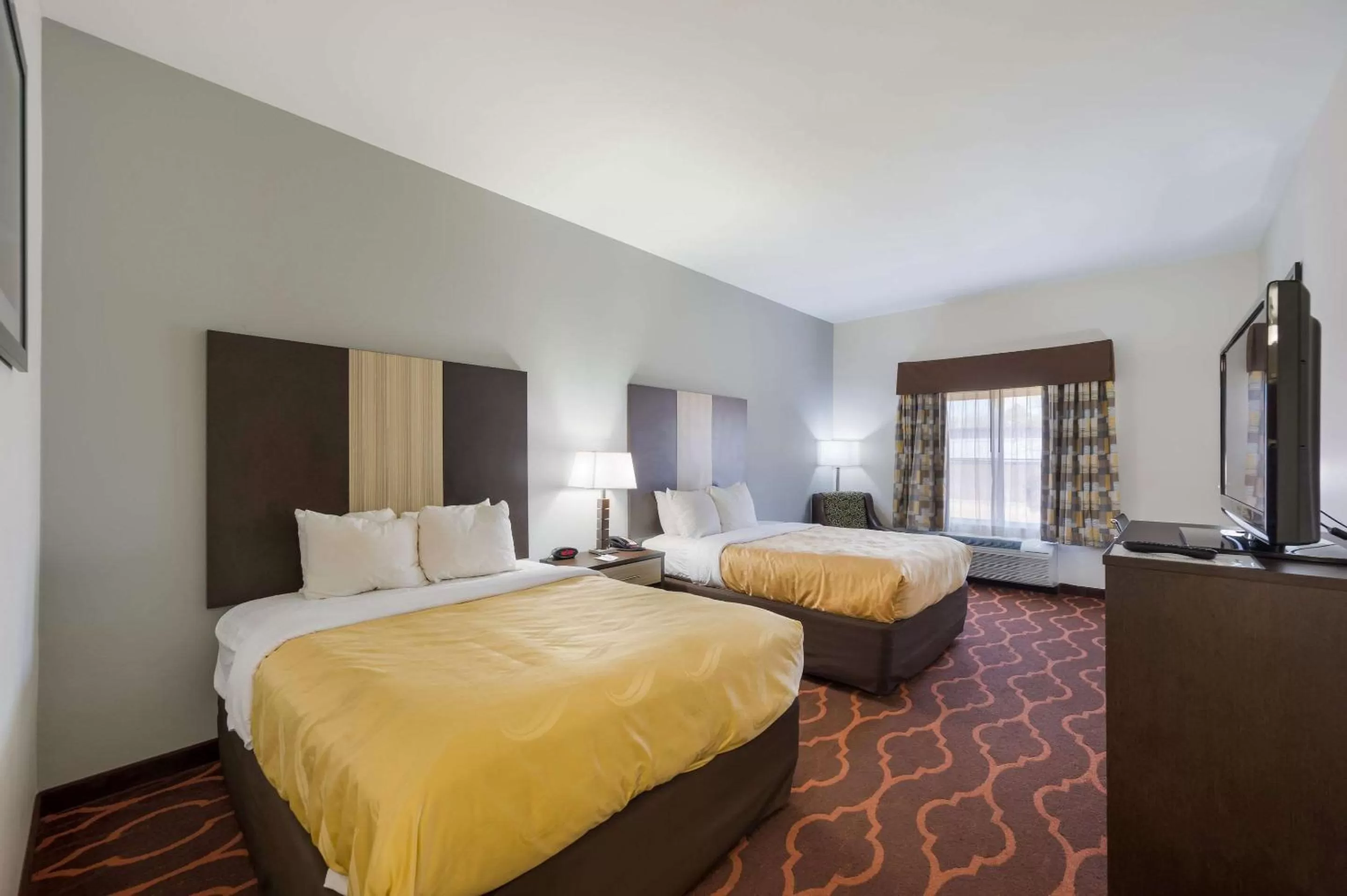 Photo of the whole room, Bed in Quality Inn & Suites Huntsville Research Park Area