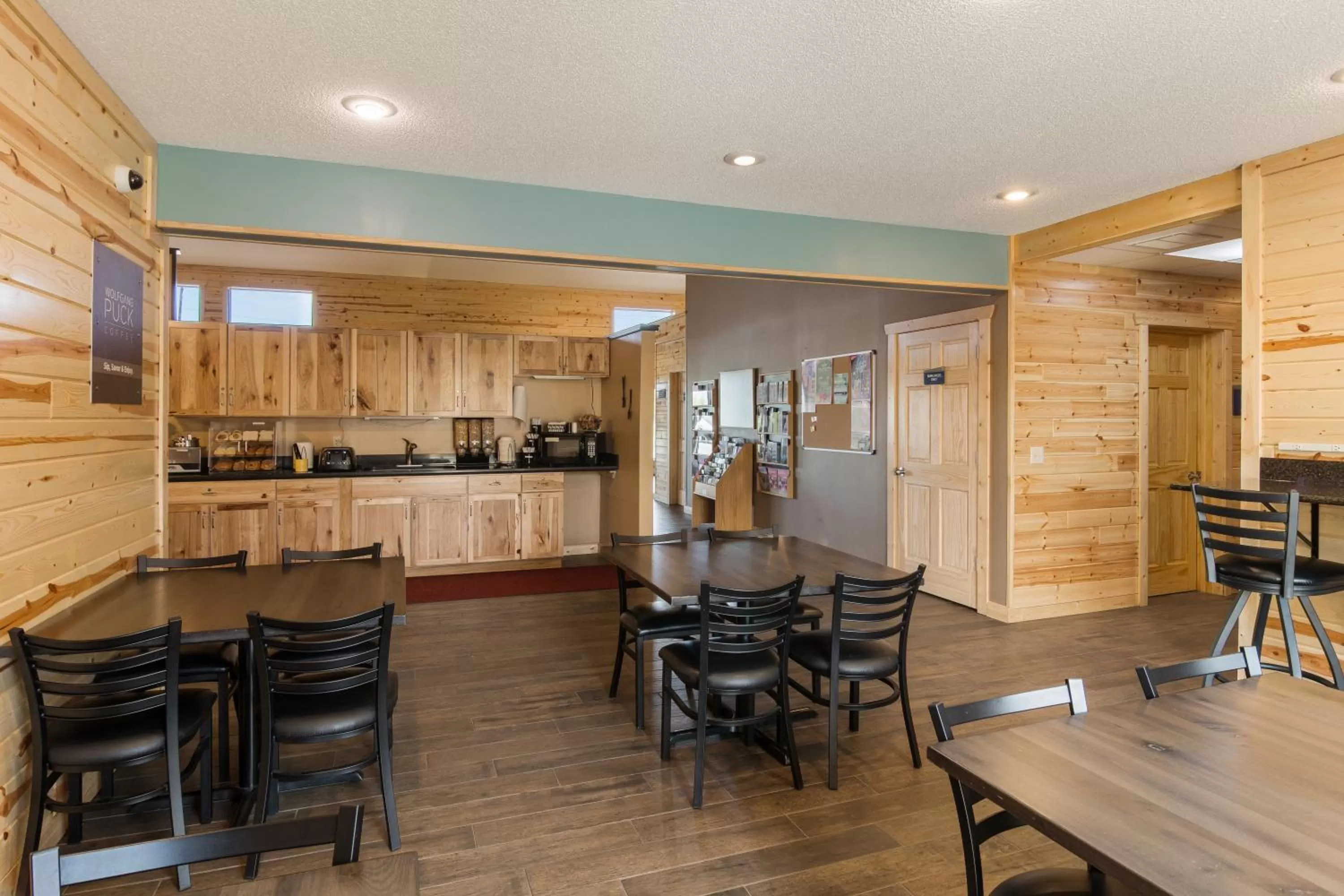 Dining area in Boarders Inn & Suites by Cobblestone Hotels - Superior/Duluth