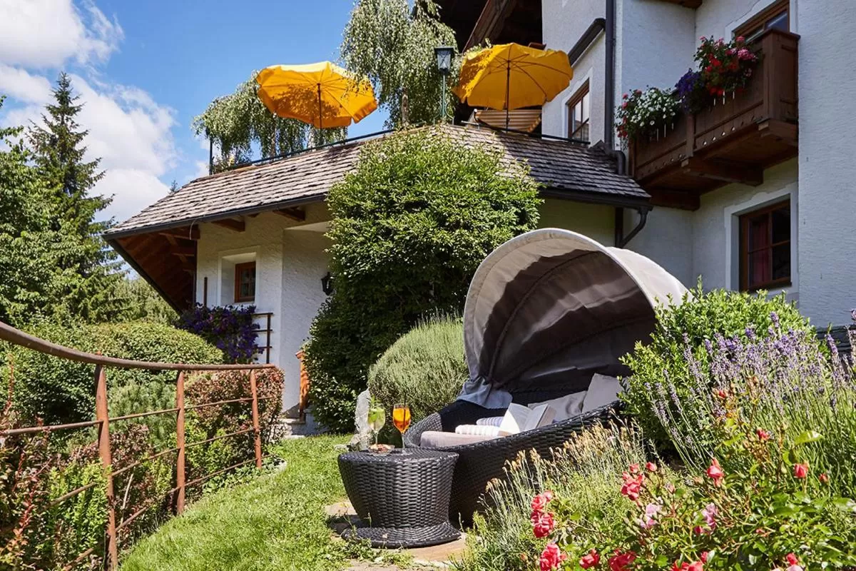 Garden, Property Building in Hotel Häuserl im Wald