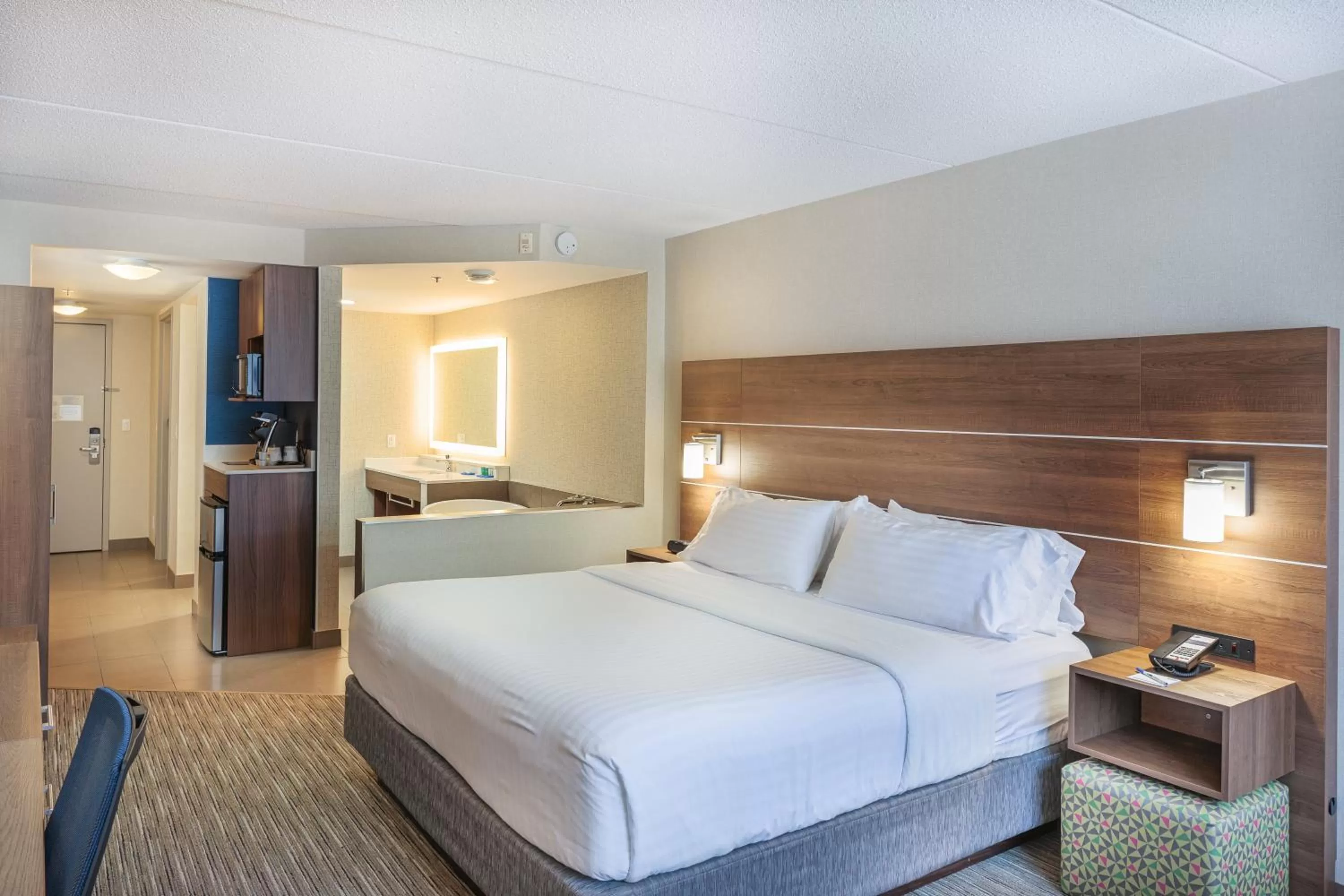 Photo of the whole room, Bed in Holiday Inn Express & Suites - Belleville by IHG