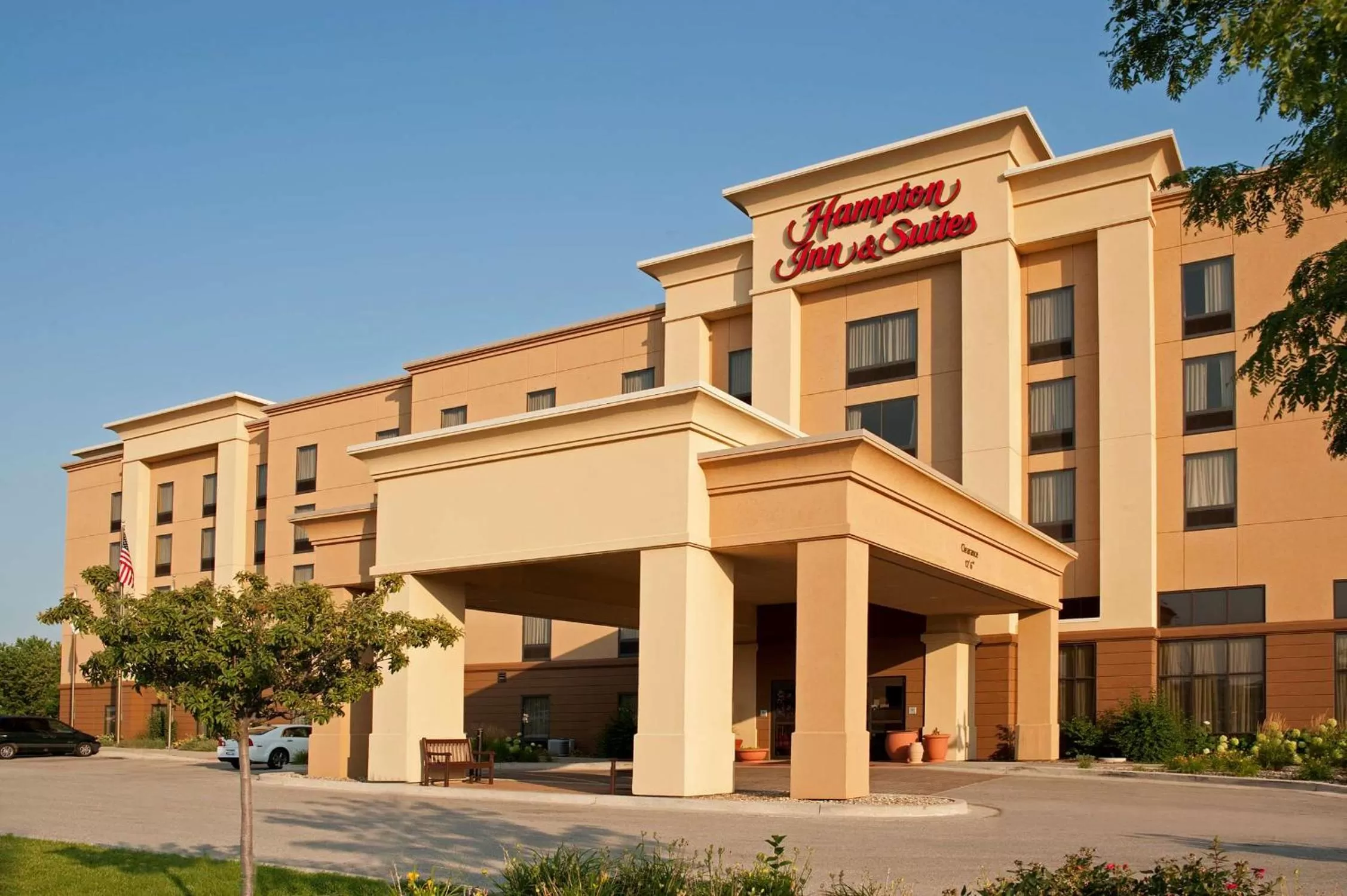 Property building in Hampton Inn & Suites Bloomington-Normal