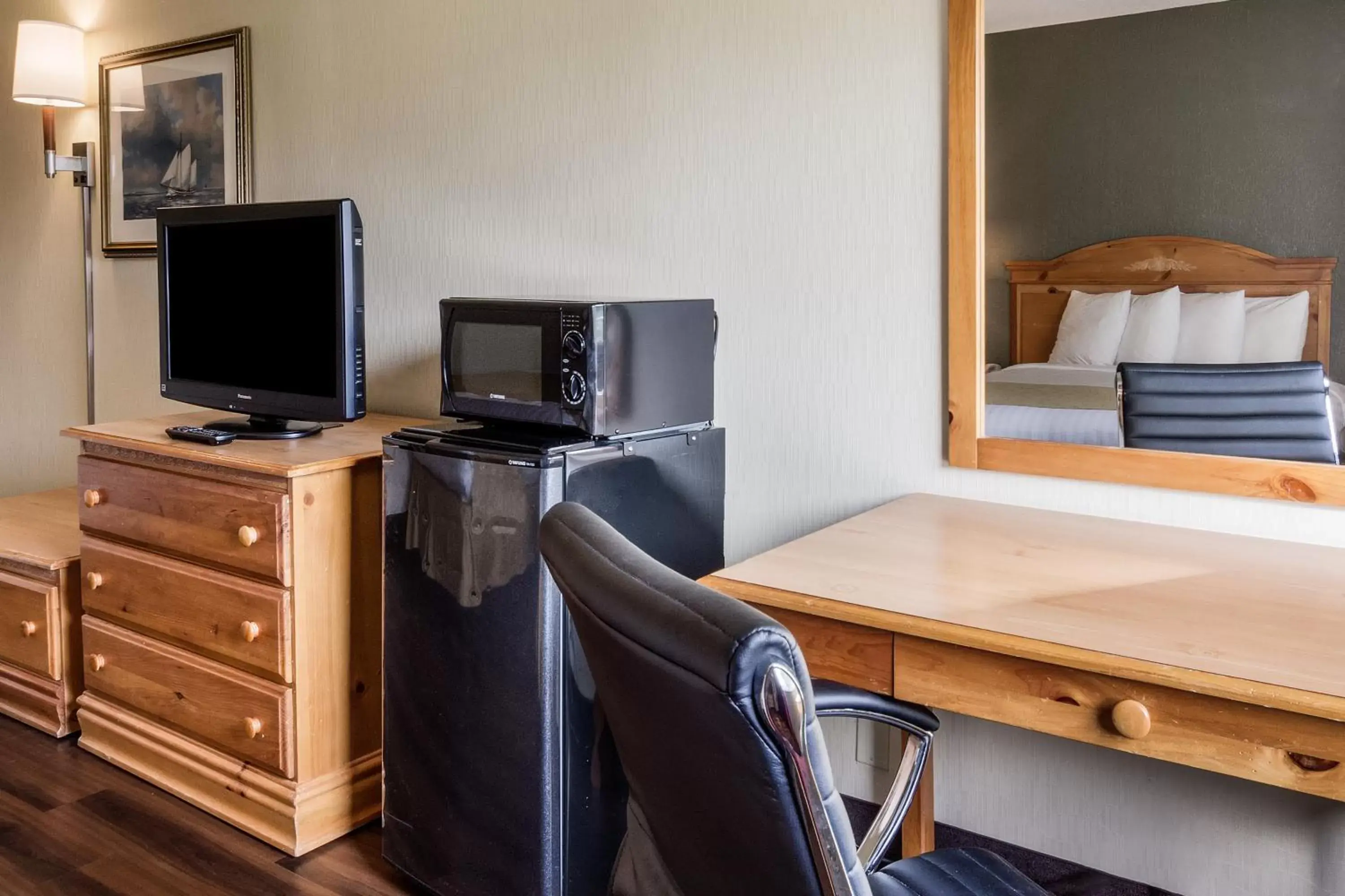 Standard Queen Room with Two Queen Beds - Non Smoking in Clarion Hotel Seekonk - Providence Standard Queen Room with Two Queen Beds - Non Smoking in Clarion Hotel Seekonk - Providence