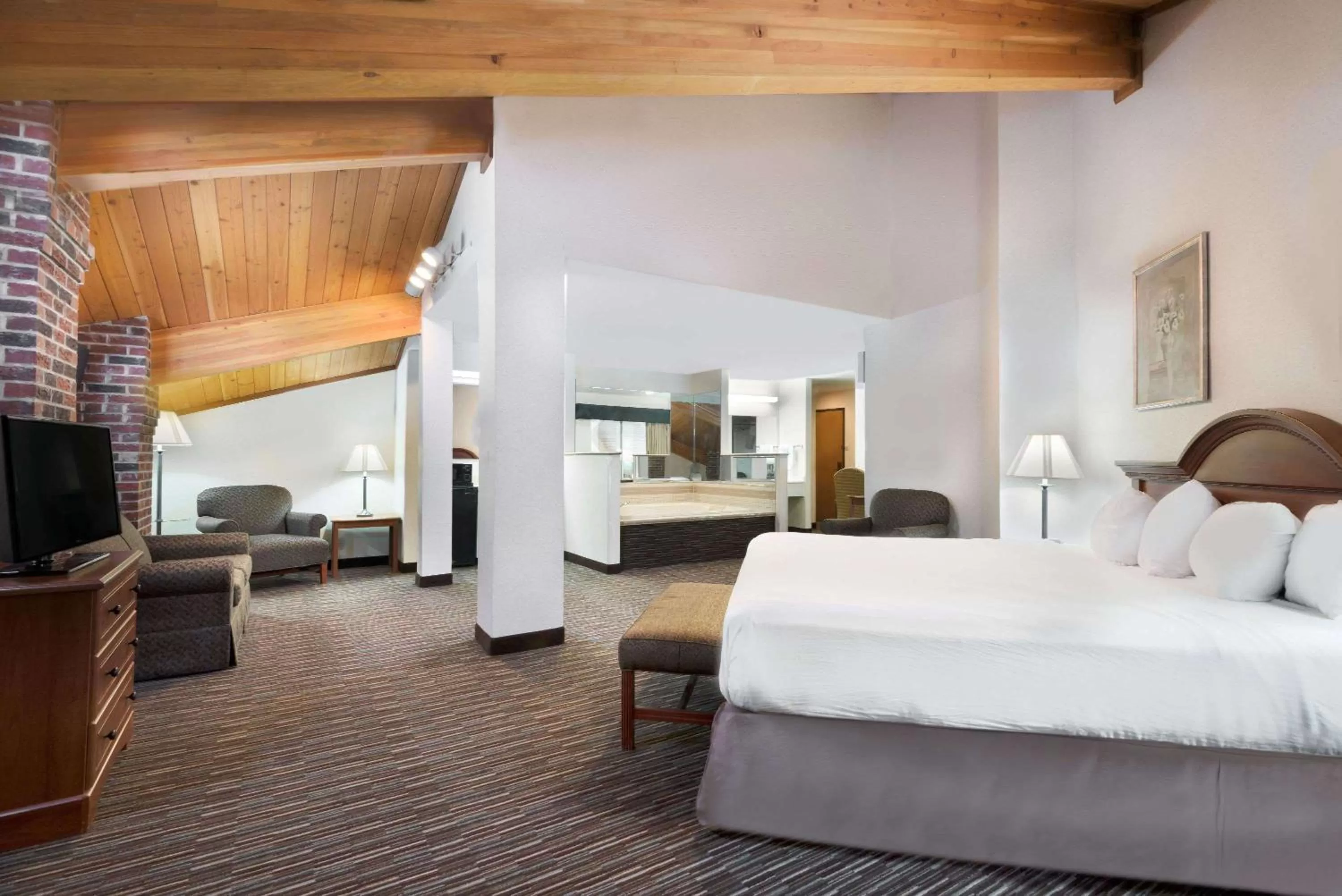 Photo of the whole room, Bed in Baymont by Wyndham Columbus/Rickenbacker