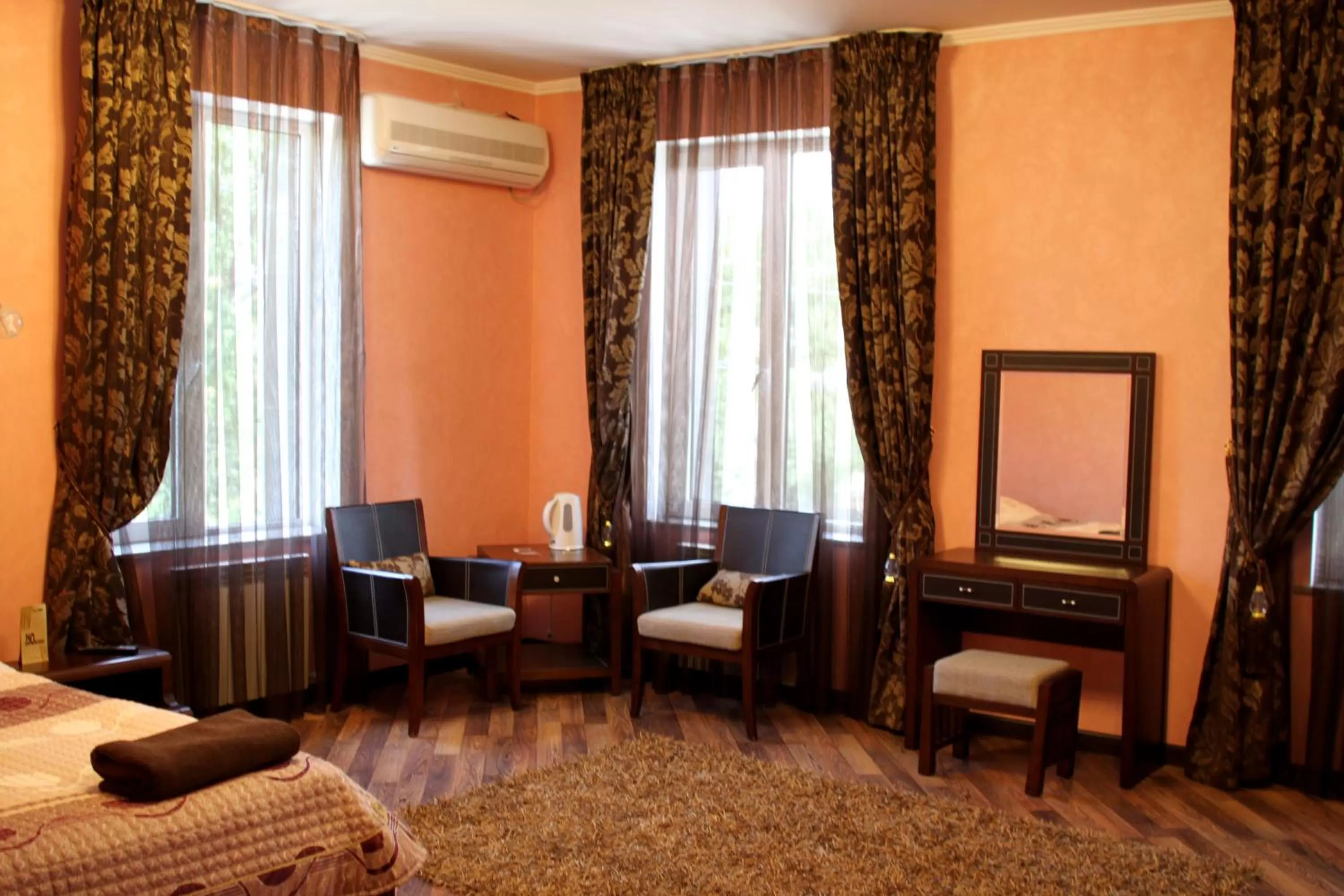 Photo of the whole room, Seating Area in Totem Hotel