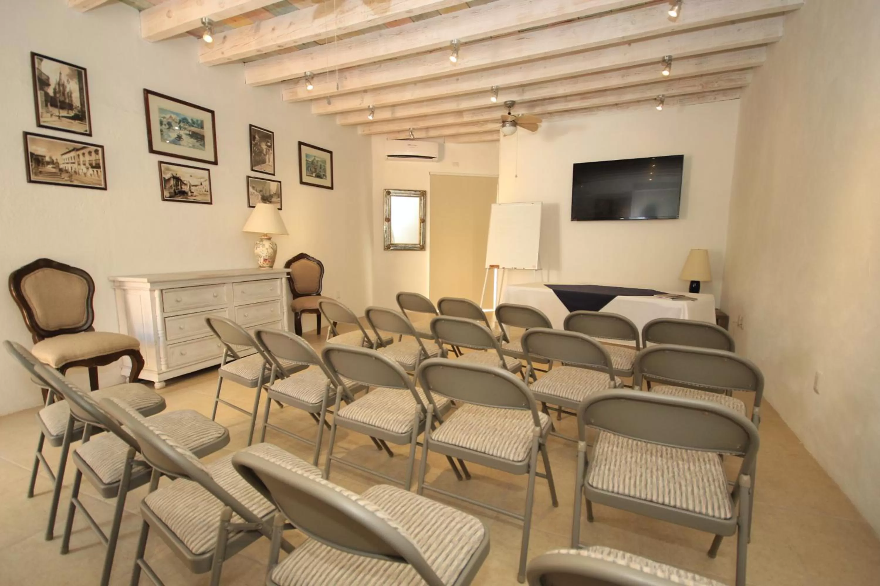 Business facilities in Villa Mirasol