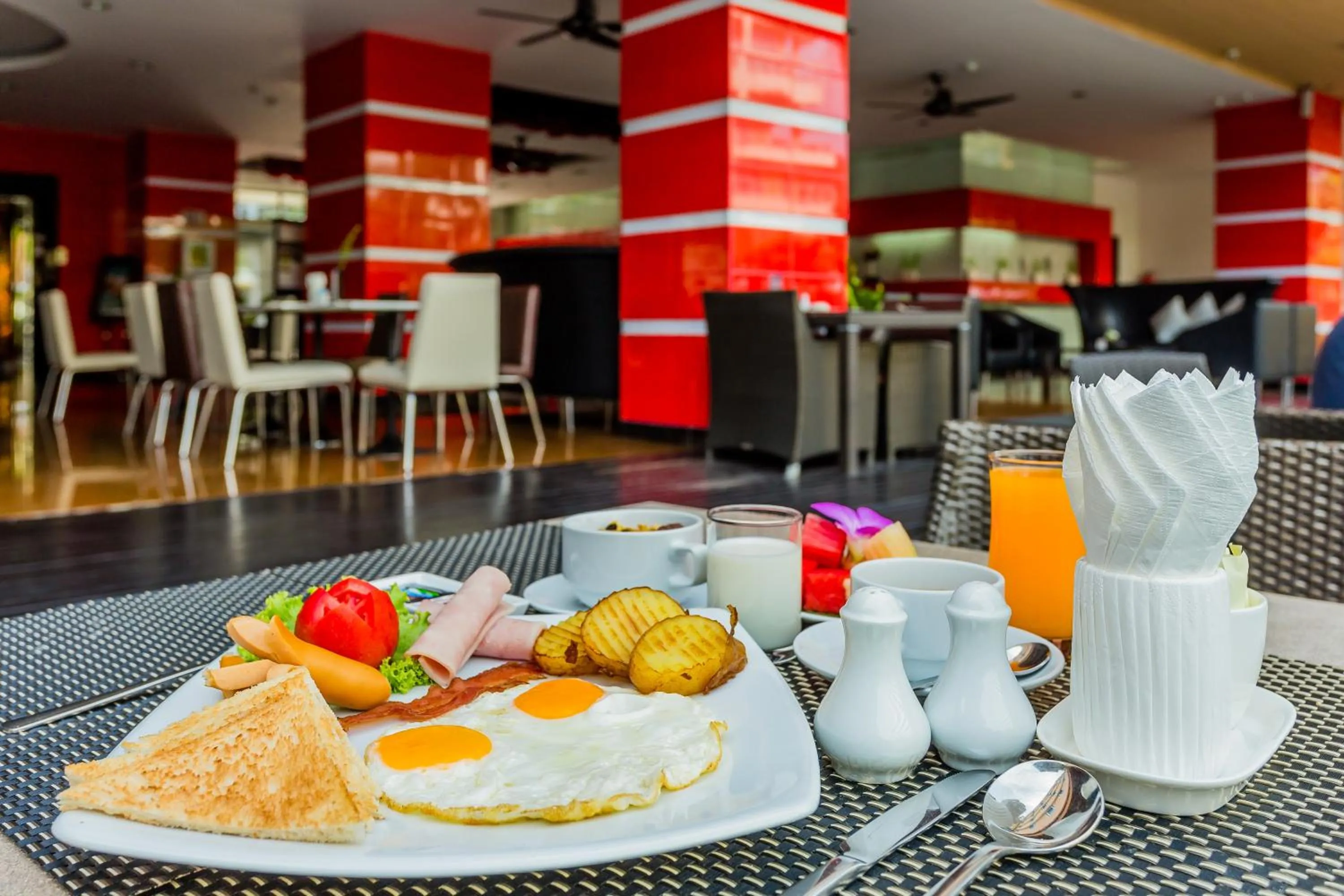 Restaurant/places to eat in Nova Platinum Hotel