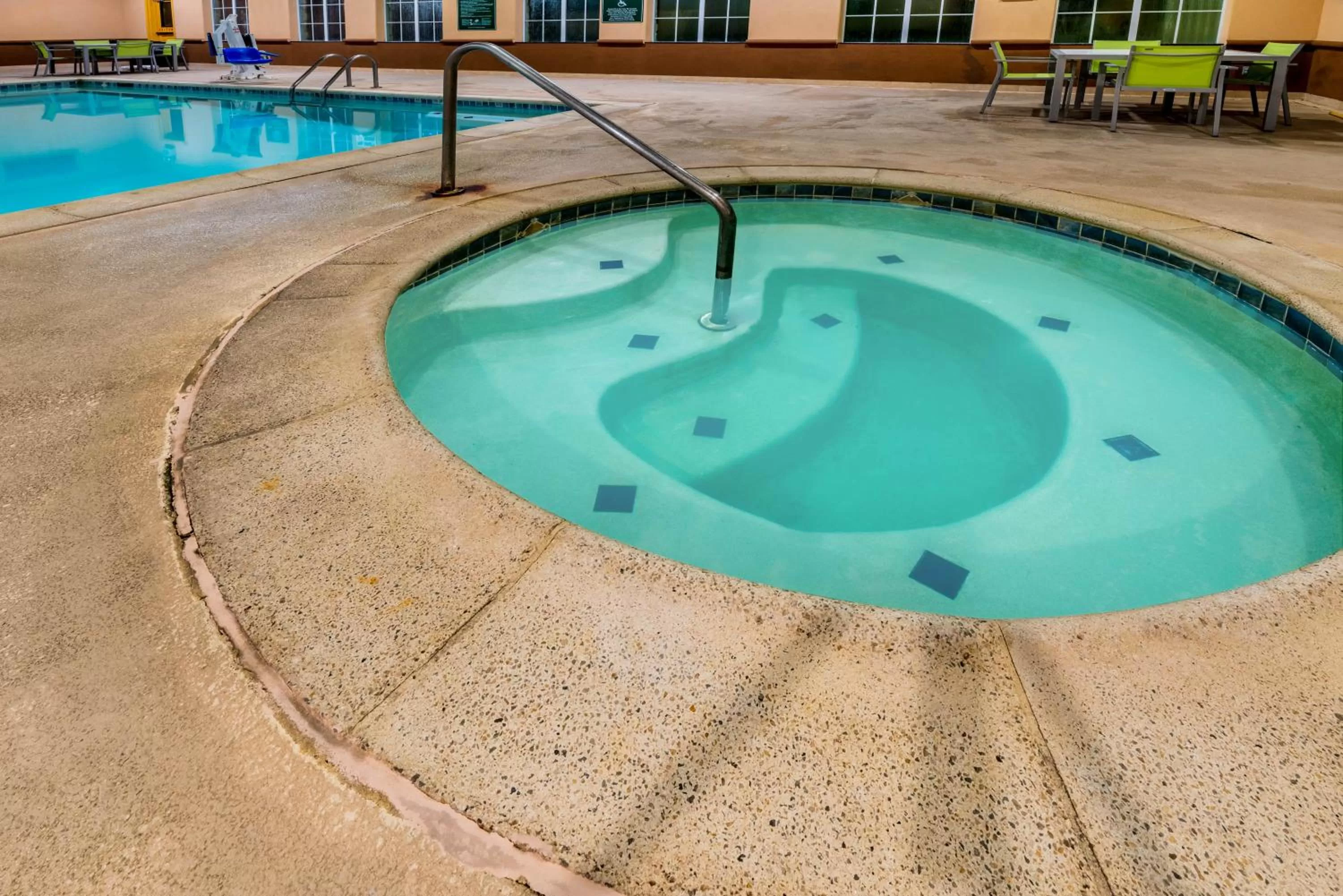 Swimming pool in La Quinta by Wyndham DFW Airport West - Bedford