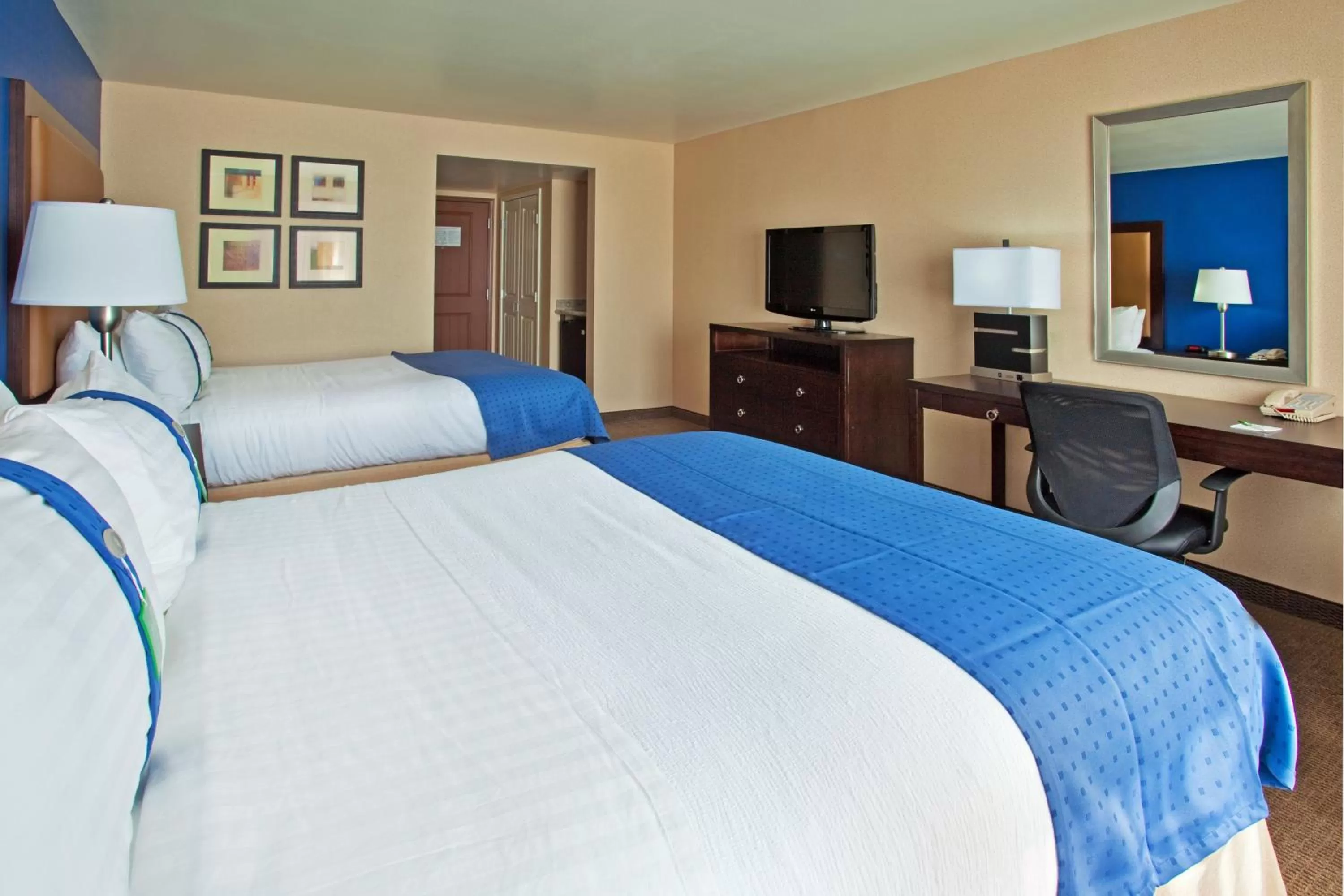 Photo of the whole room, Bed in Holiday Inn & Suites Phoenix Airport by IHG