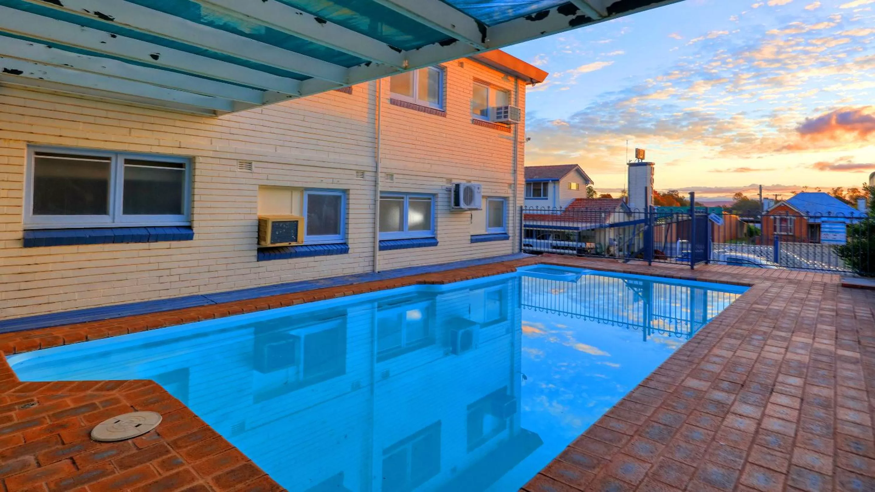 Swimming pool in Cowra Motor Inn