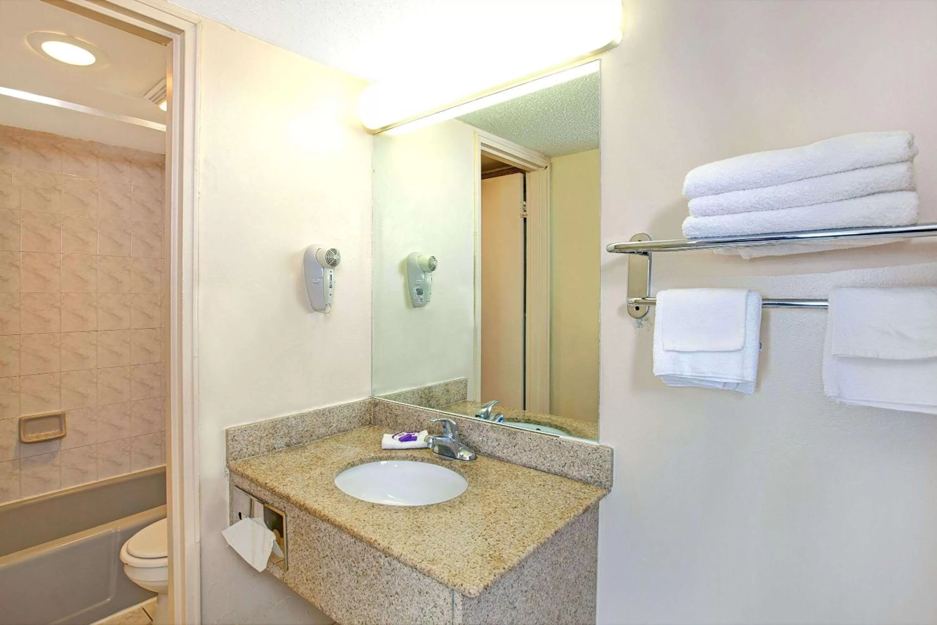 Photo of the whole room in Knights Inn South Hackensasck