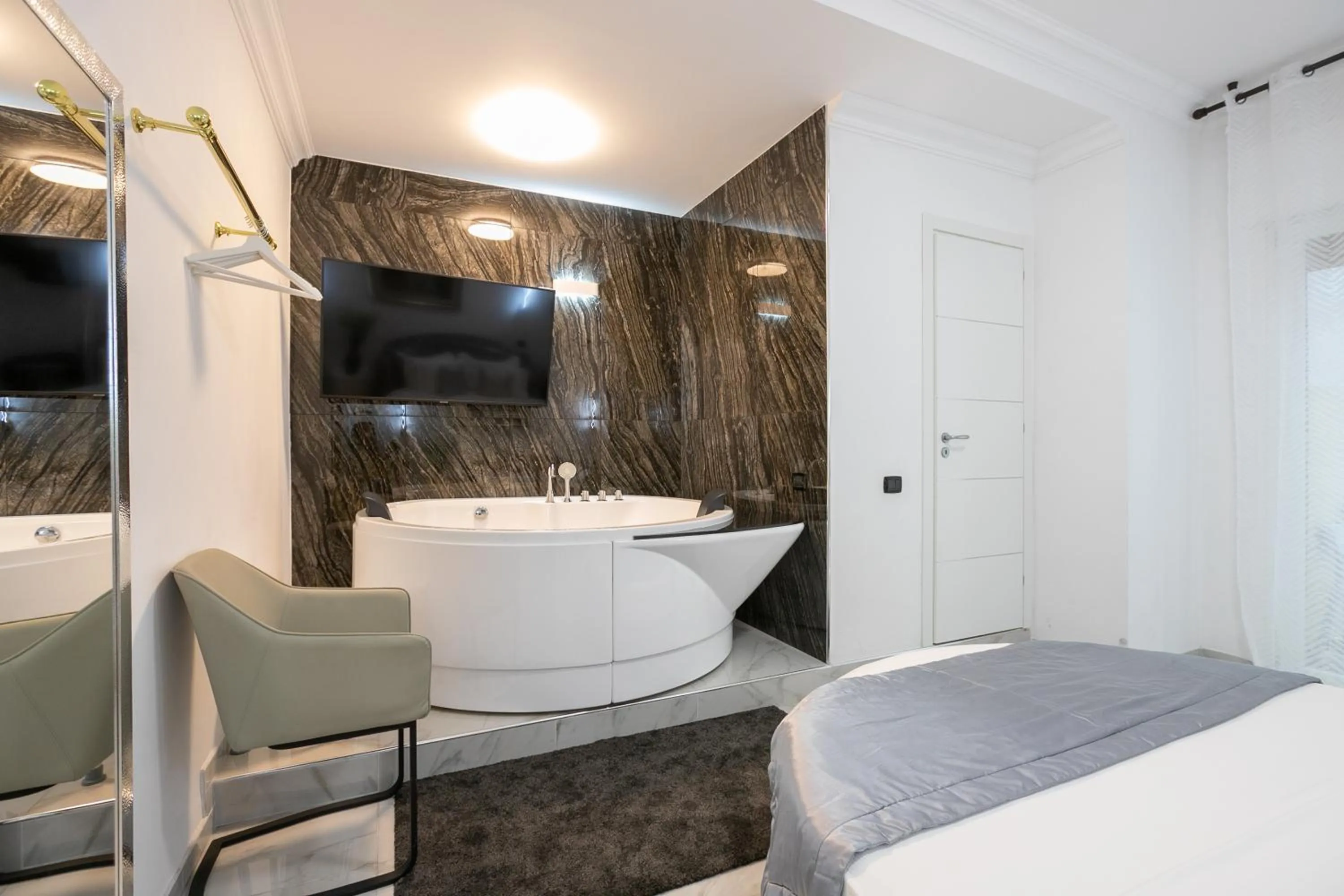 Hot Tub, Bed in Gregorio VII Luxury Suites San Damaso