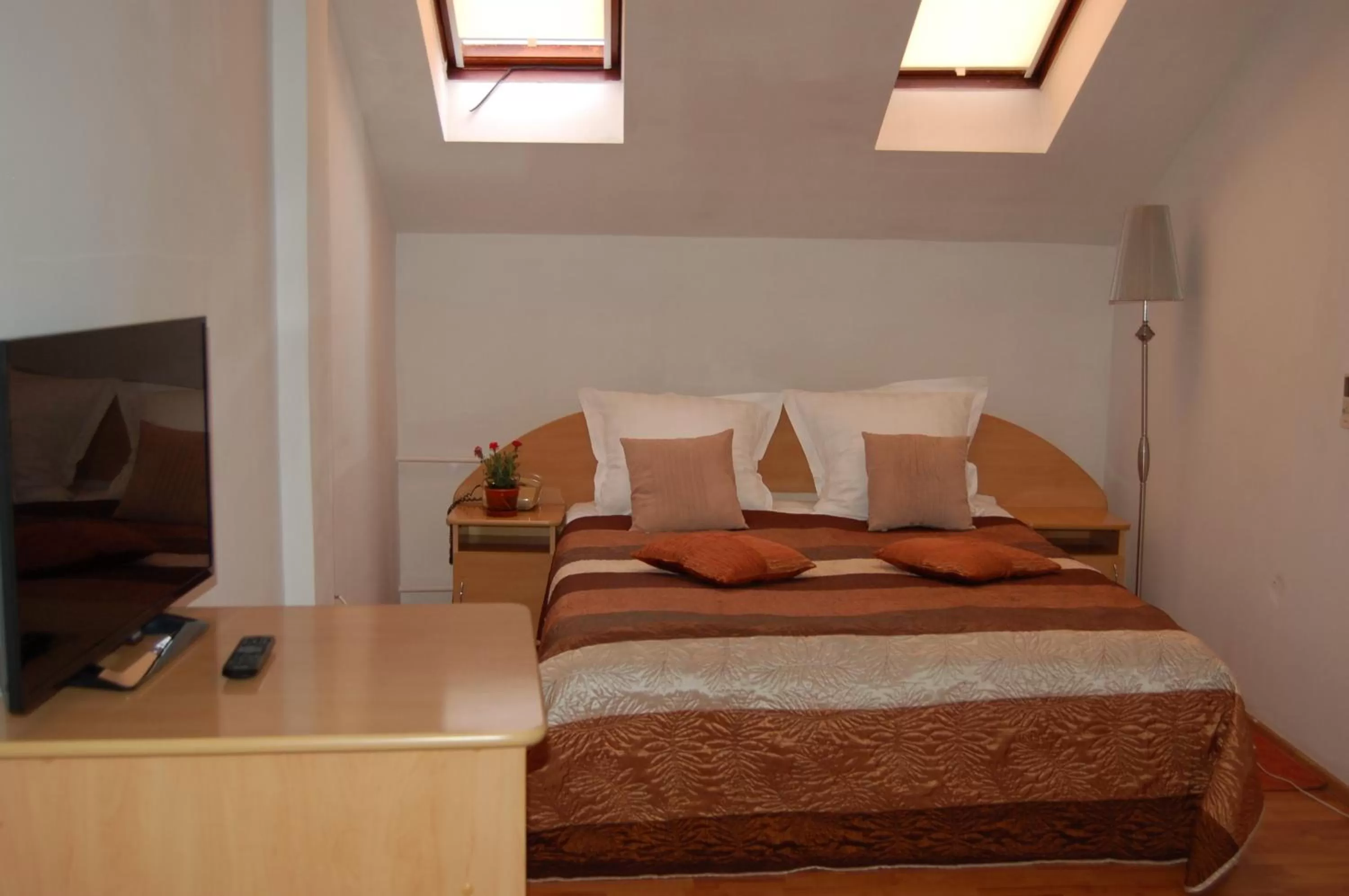 Bed in Motel Maestro