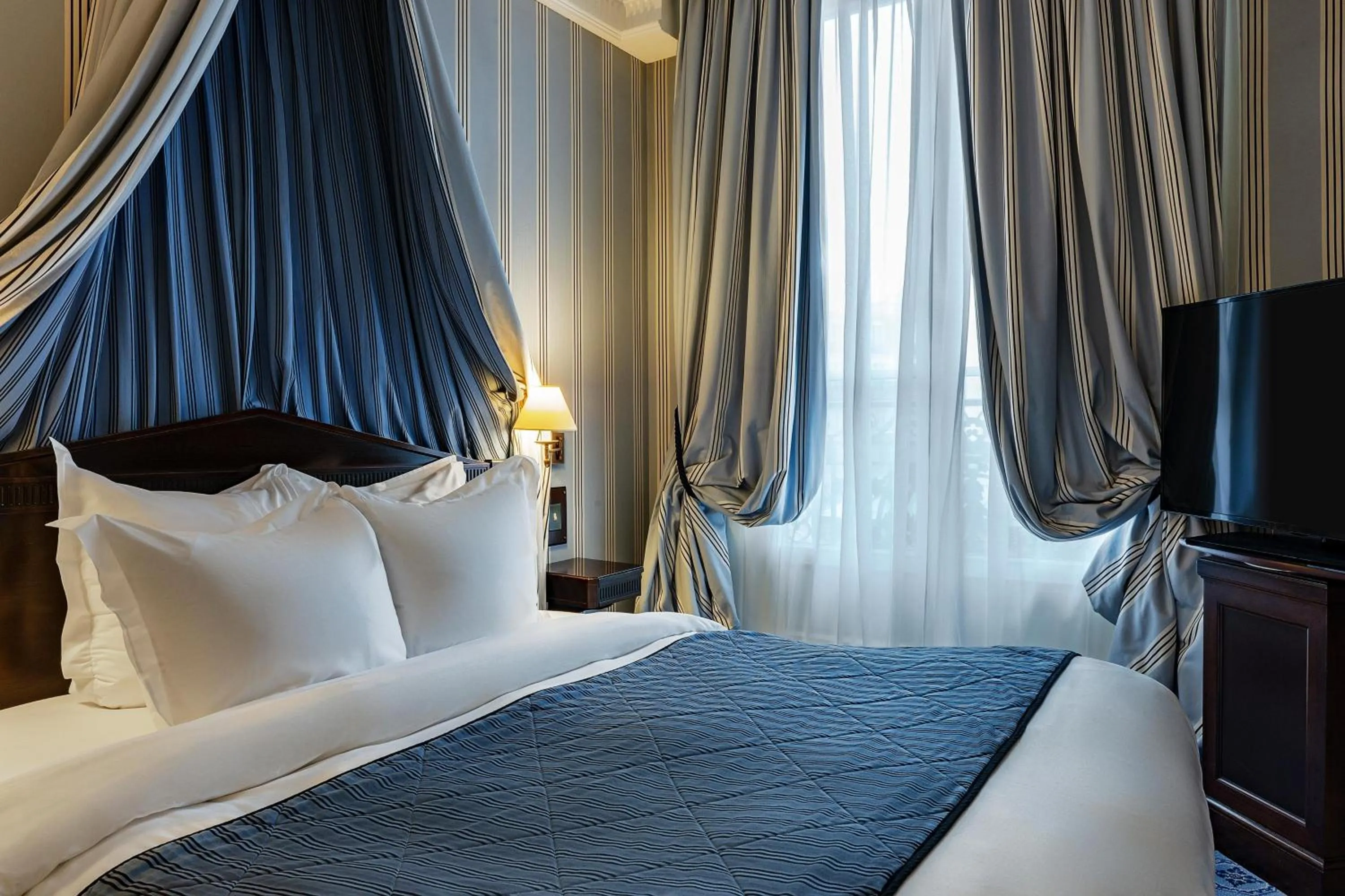 Photo of the whole room, Bed in Le Dokhan's Paris Arc de Triomphe, a Tribute Portfolio Hotel