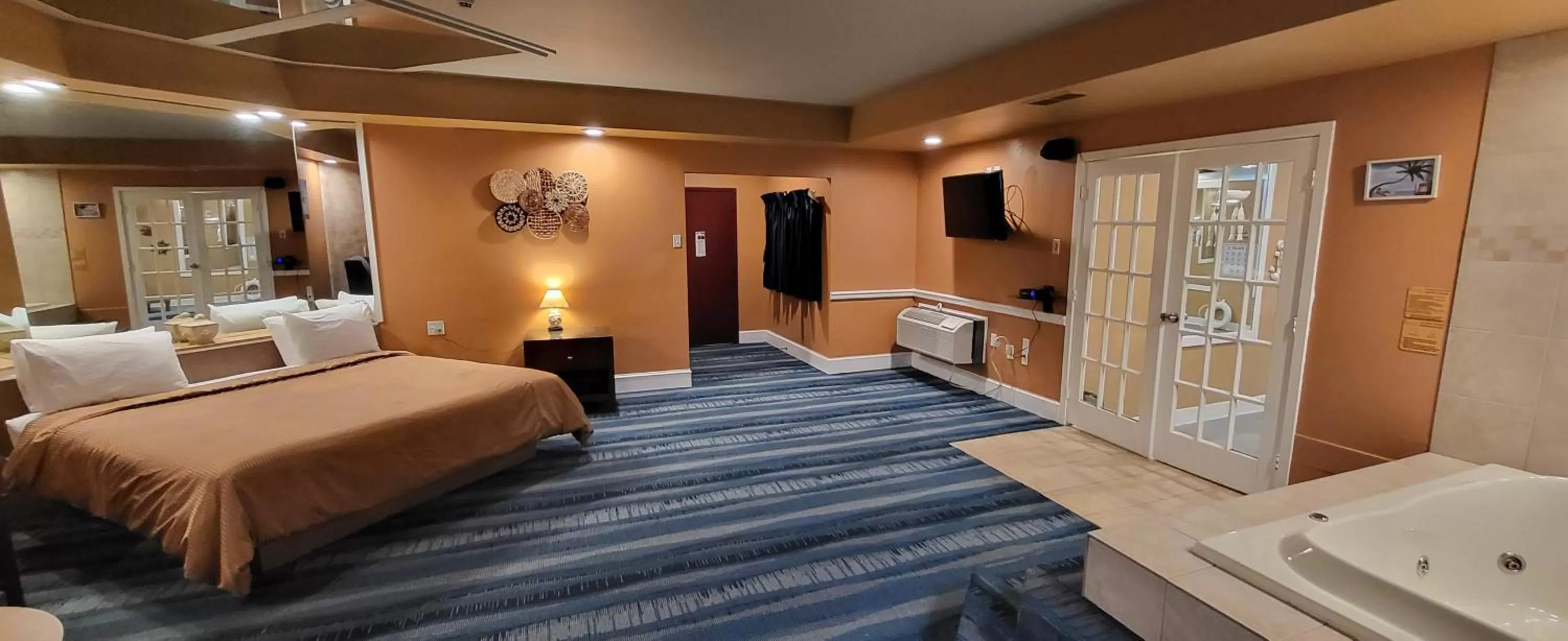 Photo of the whole room, Bed in Inn of the Dove Harrisburg-Hershey Romantic Suites