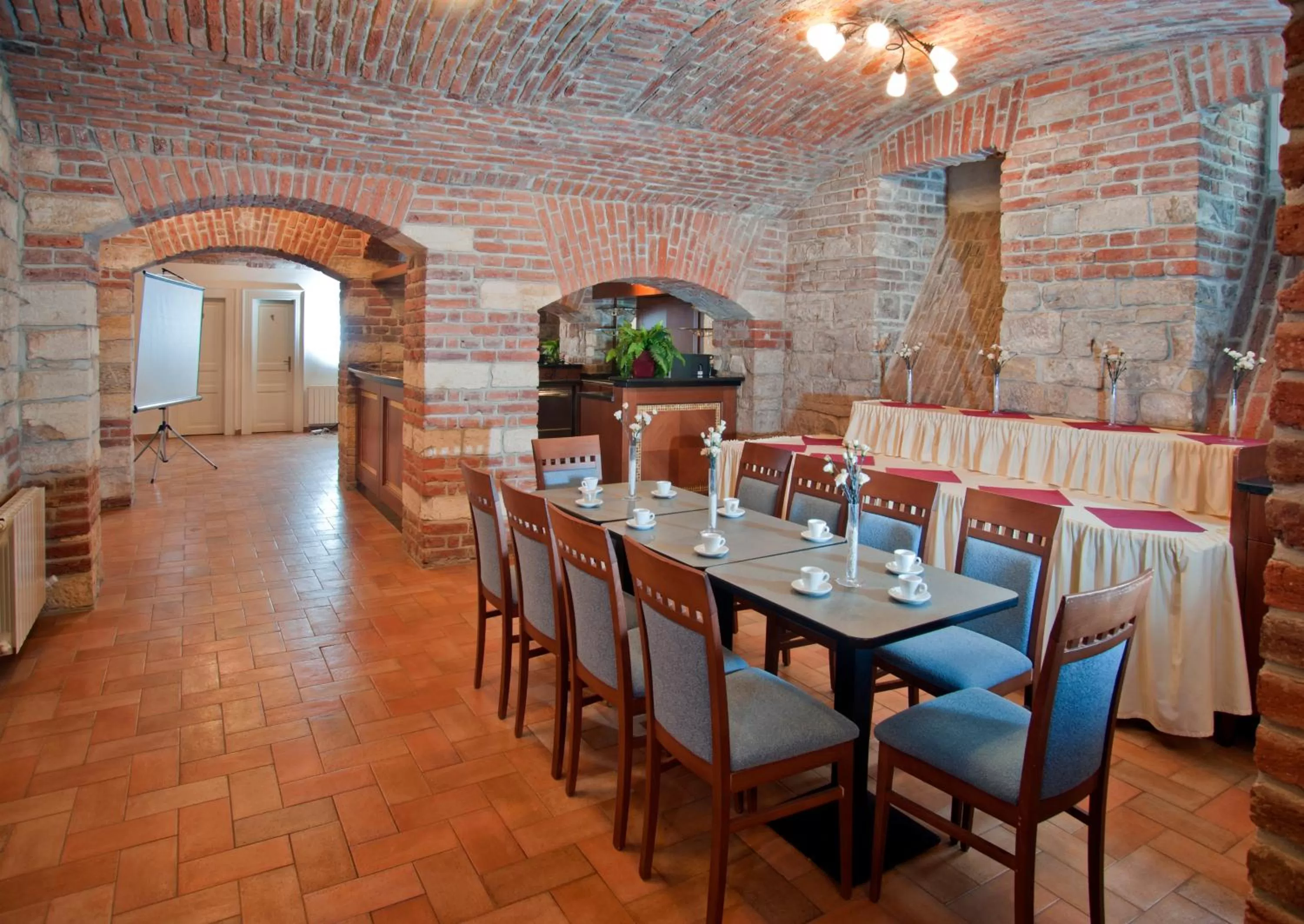 Restaurant/places to eat in Hotel Galileo