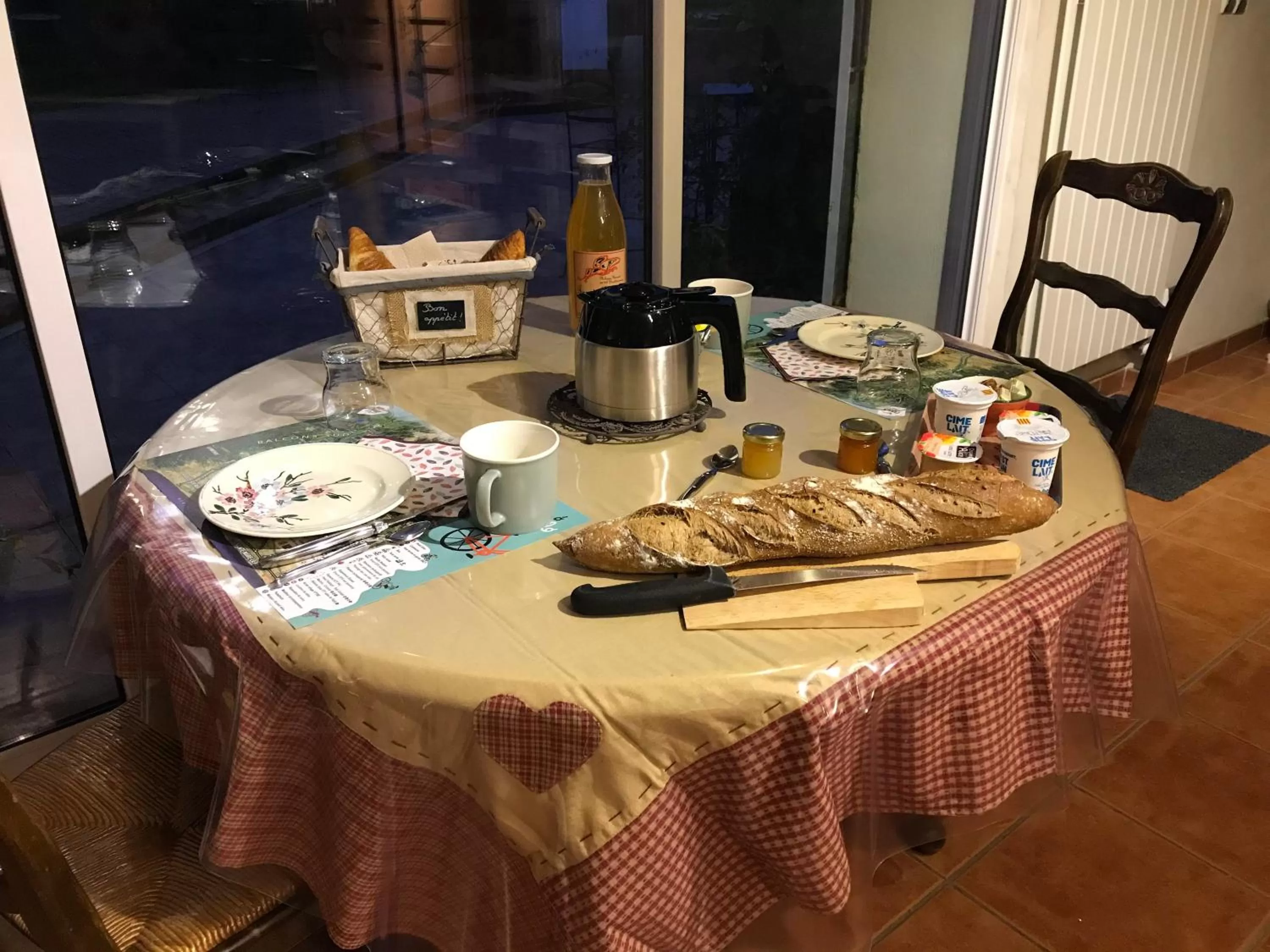 Food and drinks, Restaurant/Places to Eat in MAS TRAMONTANE chambres d'hôtes avec parc arboré & piscine