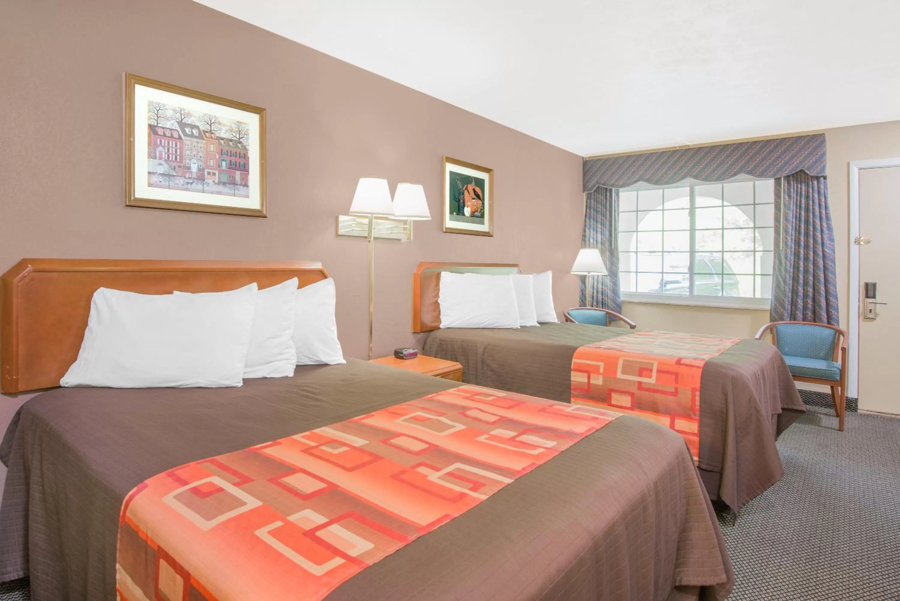 Bedroom, Bed in Travelodge by Wyndham Mansfield