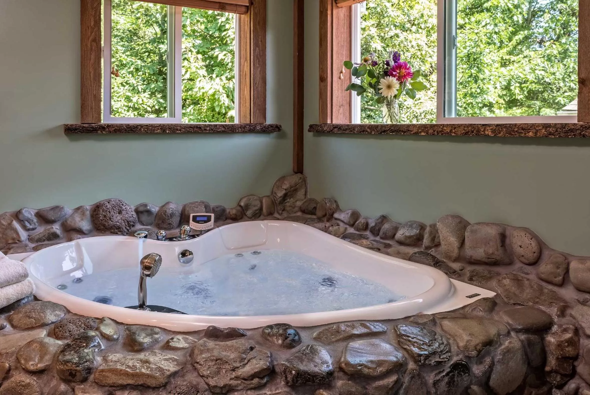 Bath in Carson Ridge Luxury Cabins