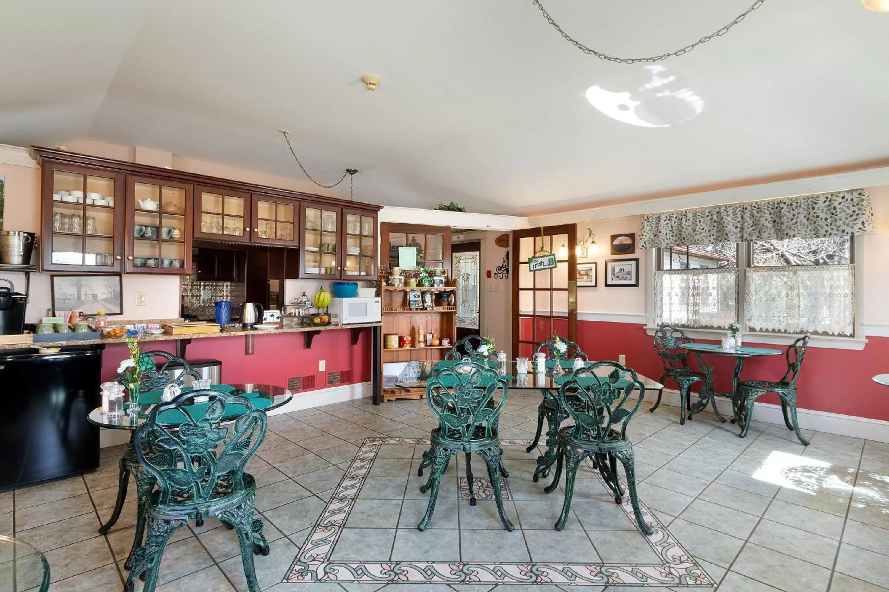 Dining area in After Eight Bed and Breakfast