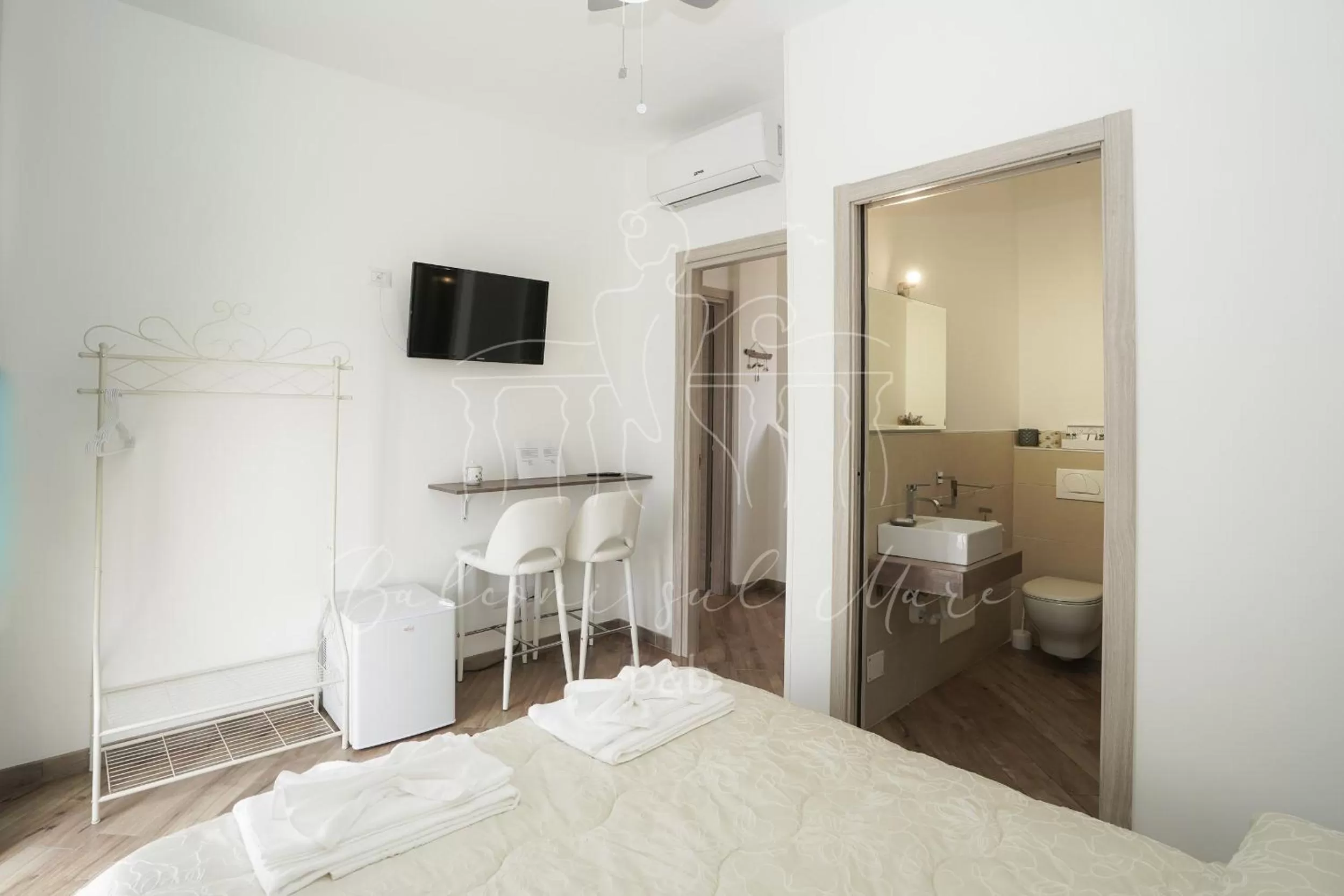 Toilet, Bed in Balconi sul mare