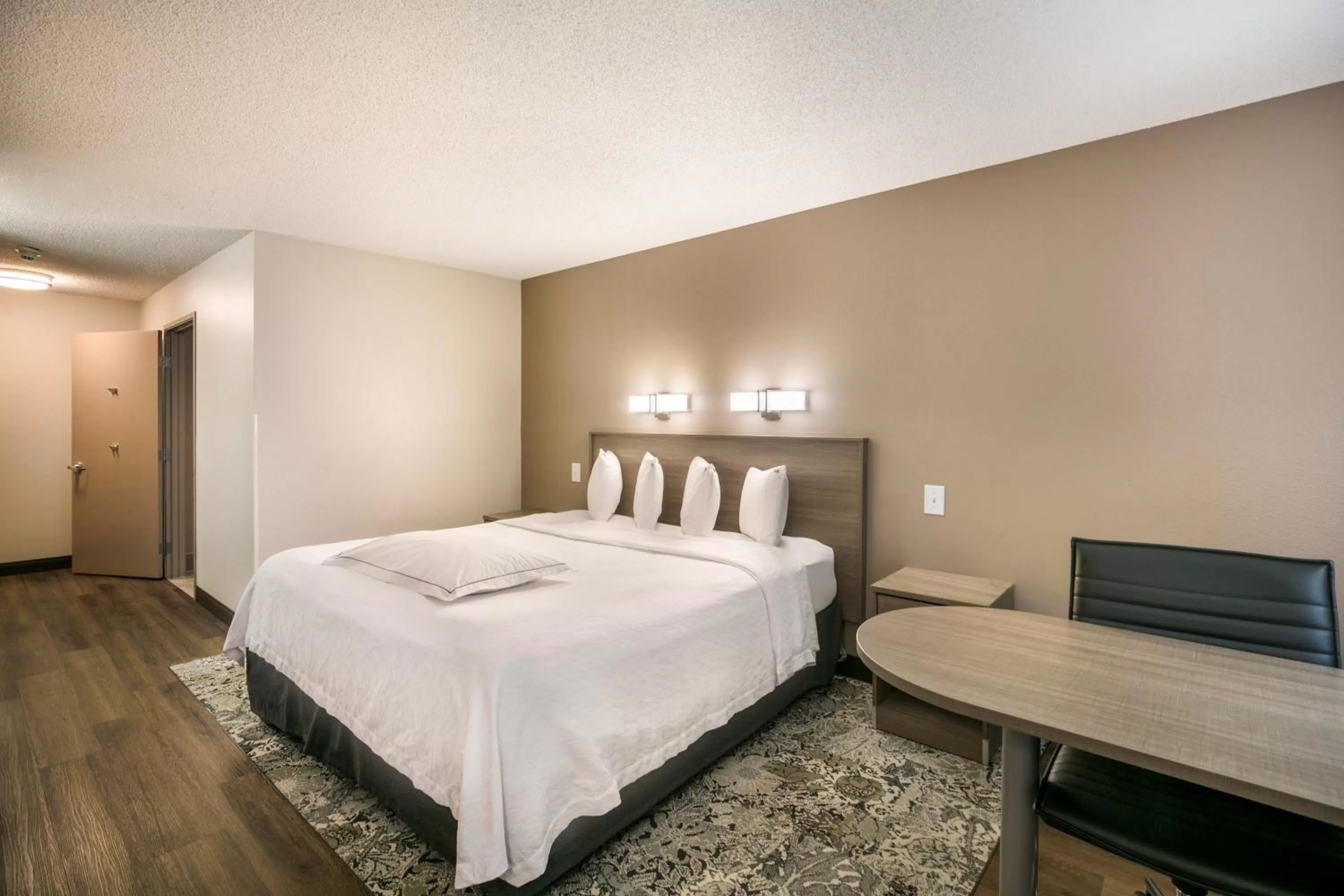 Bedroom, Bed in Red Roof Inn PLUS+ Boston - Logan