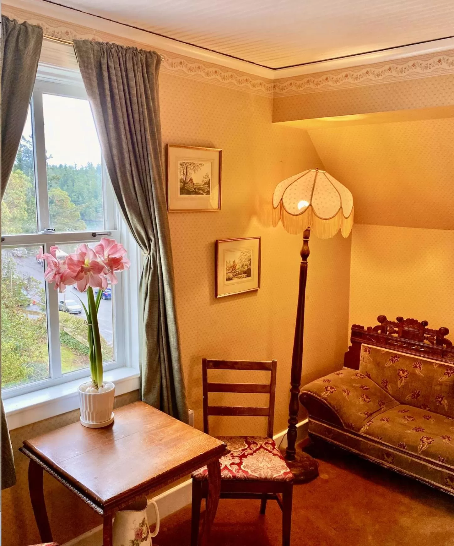 Seating area in Orcas Hotel