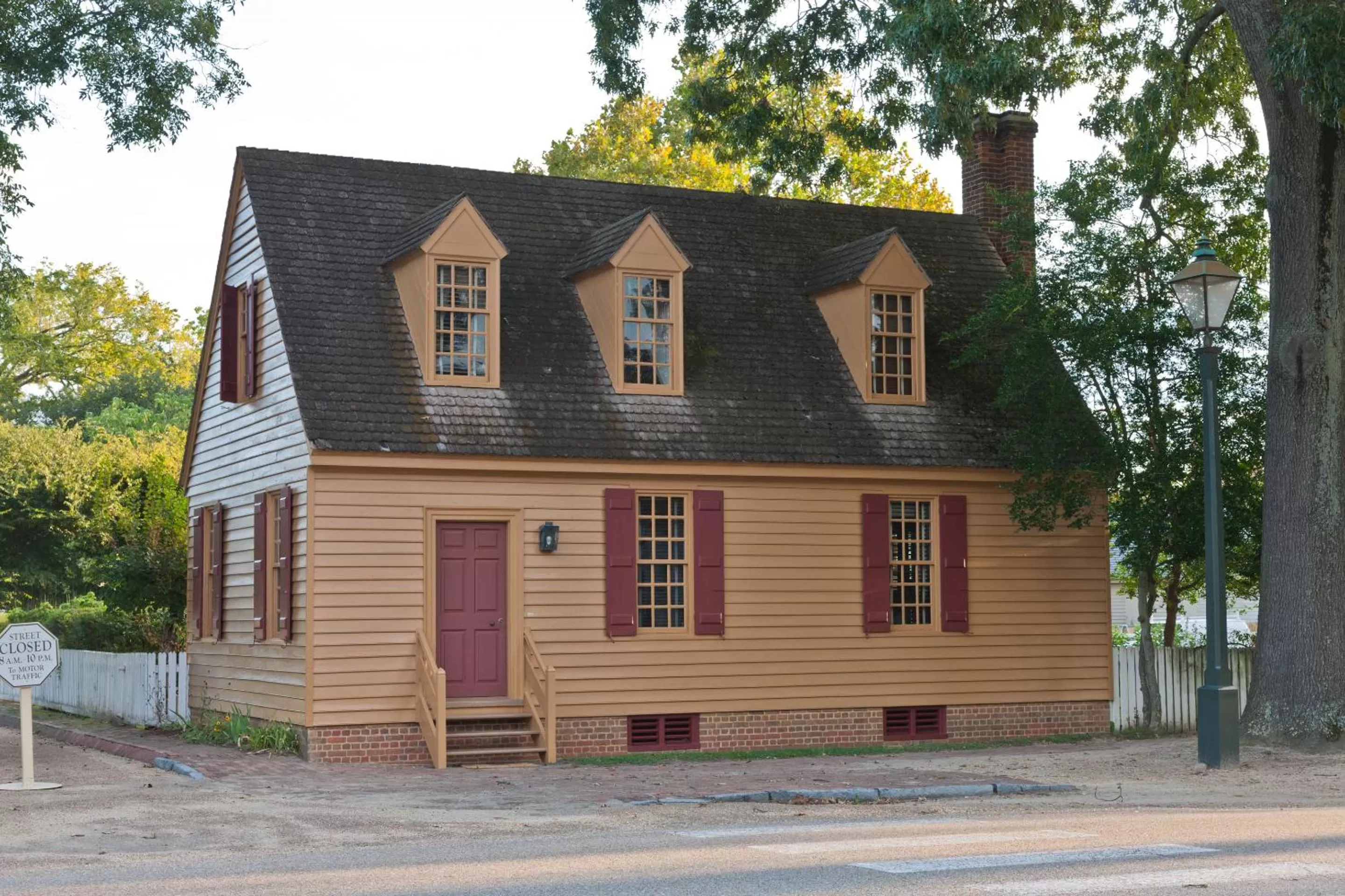 Facade/entrance in Colonial Houses, an official Colonial Williamsburg Hotel