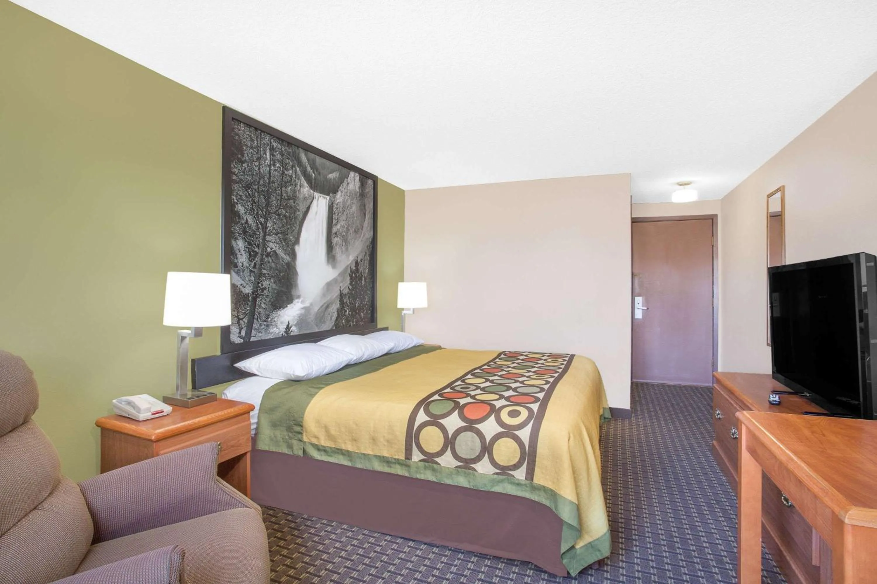 Bed in Super 8 by Wyndham Riverton