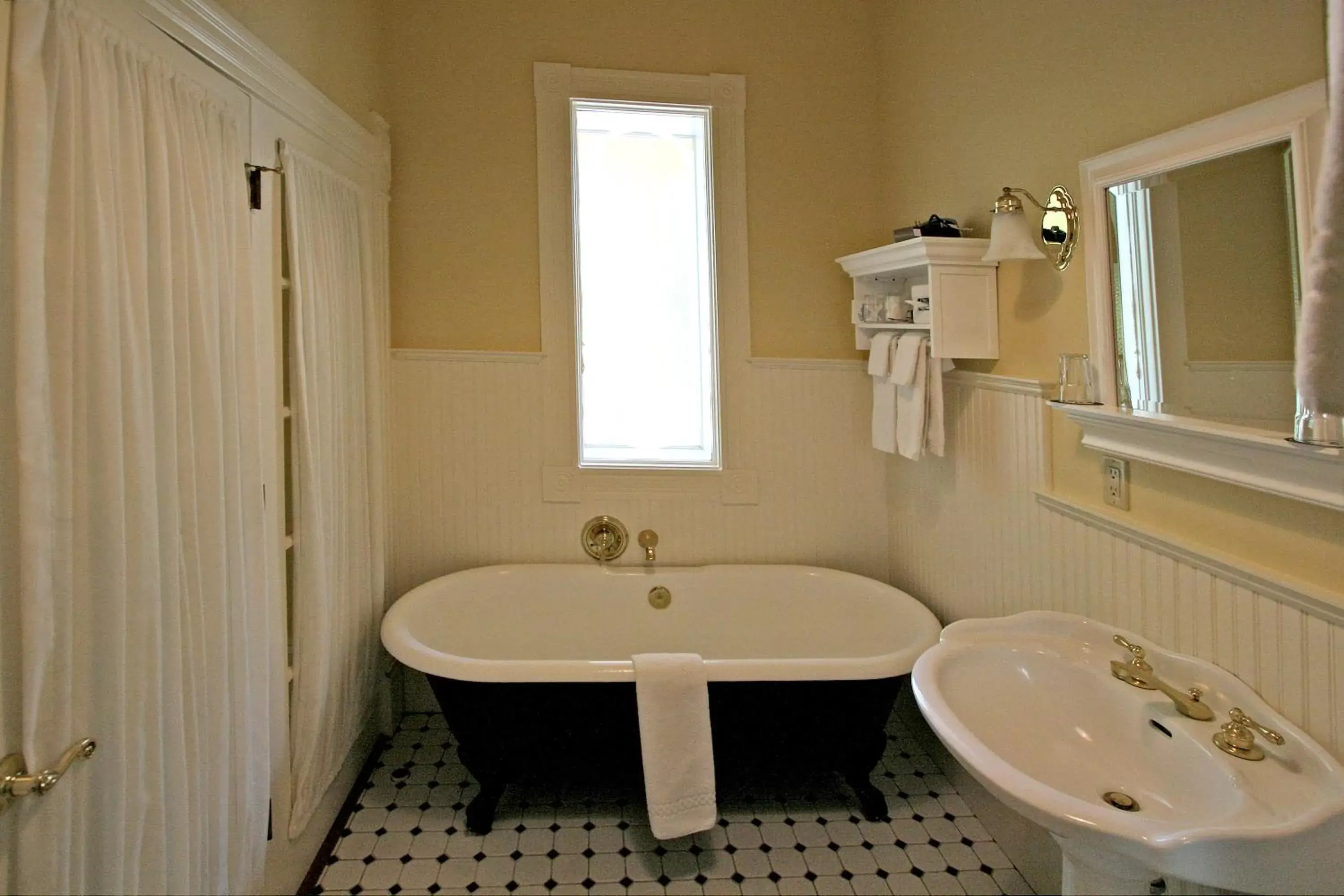 Plaza King in Healdsburg Inn on the Plaza, A Four Sisters Inn Plaza King in Healdsburg Inn on the Plaza, A Four Sisters Inn