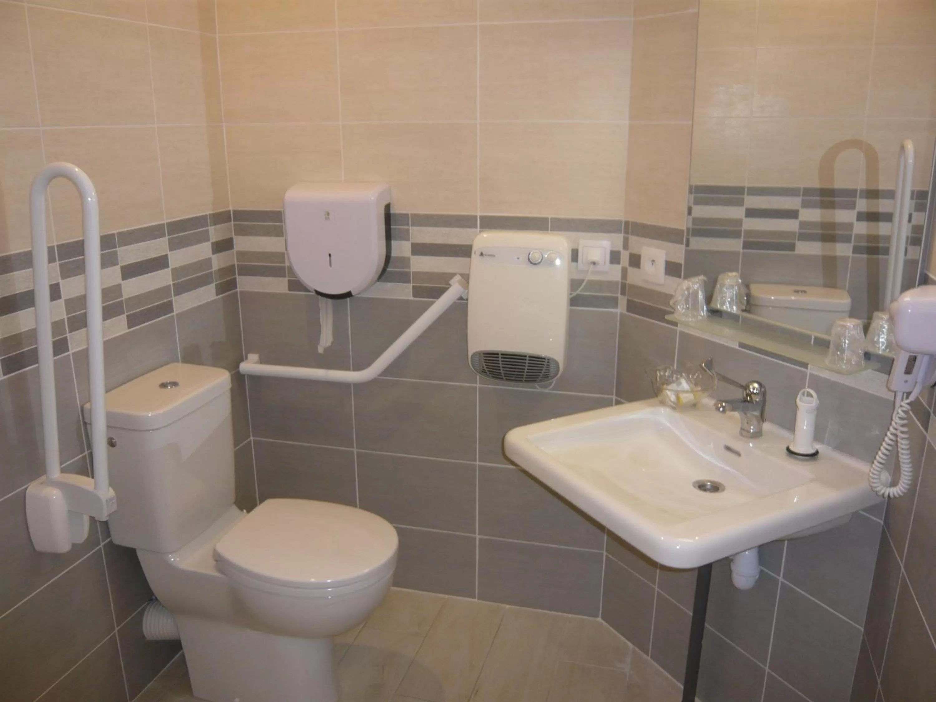 Toilet in Hôtel Port Beach