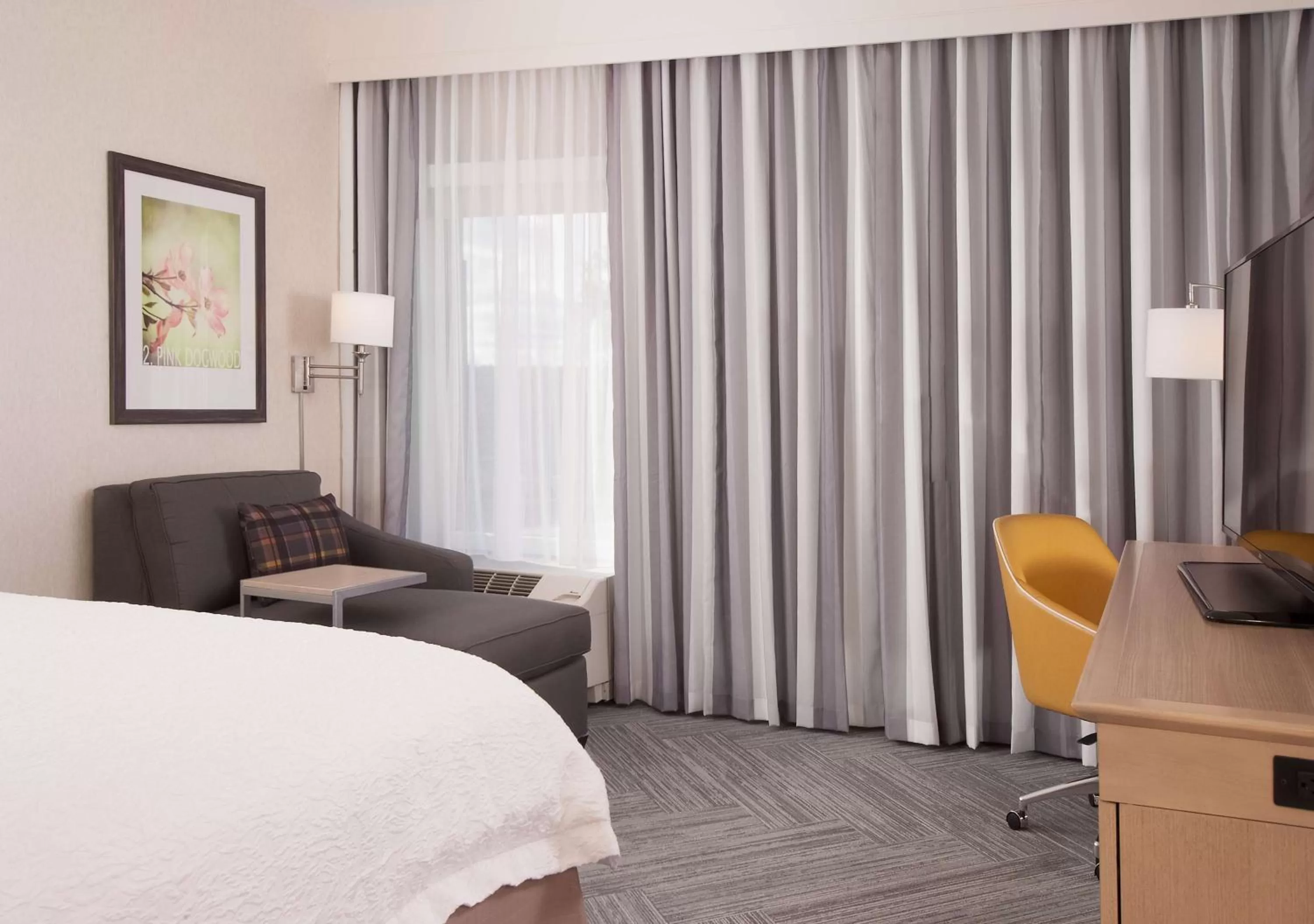 Bed in Hampton Inn & Suites by Hilton Augusta-Washington Rd