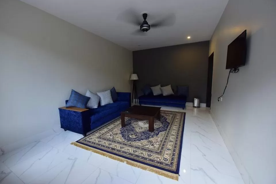 Seating area in Hotel La Orilla Muzaffarabad