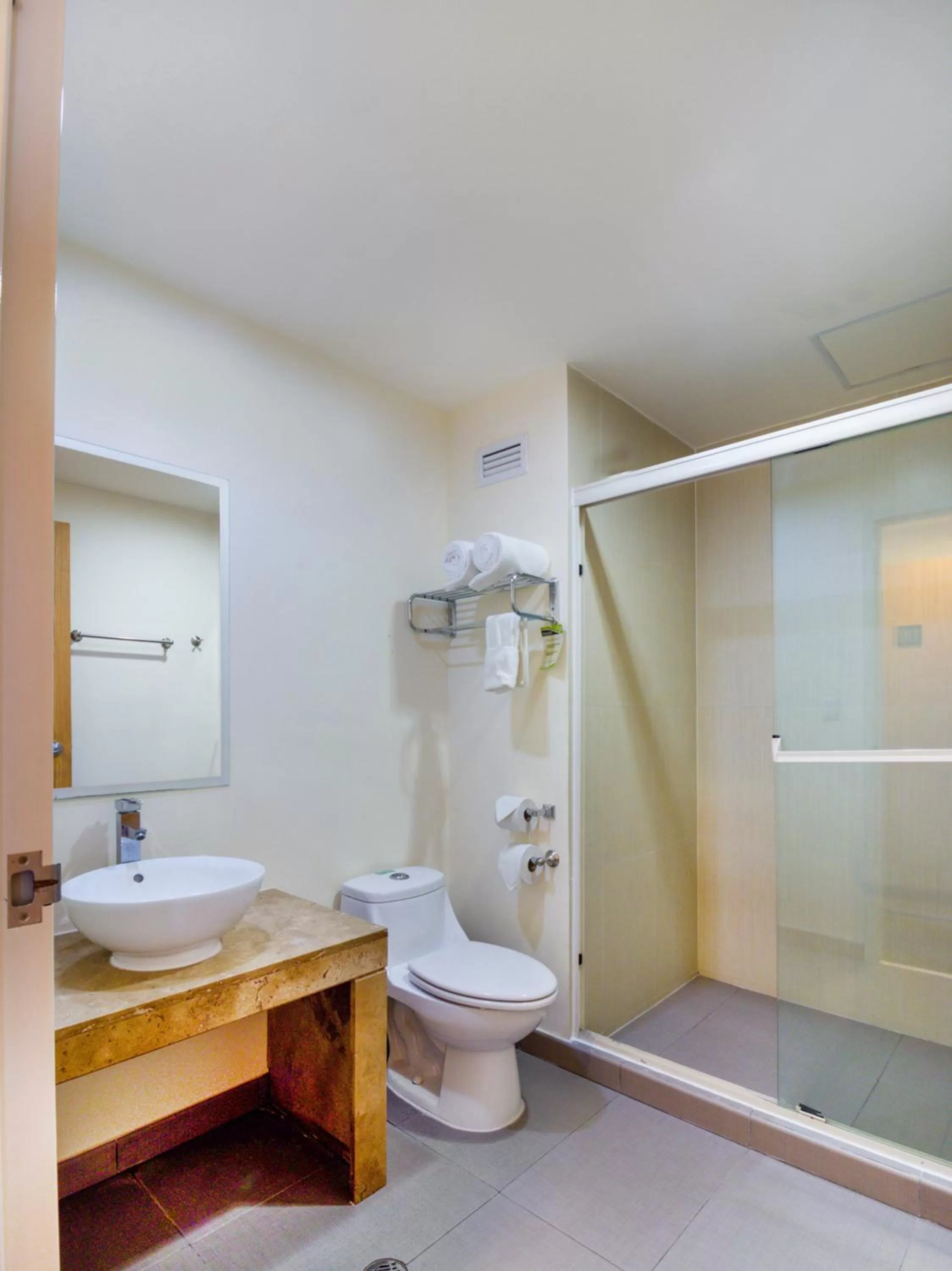 Bathroom in Capital O Hotel Herederos, Piedras Negras