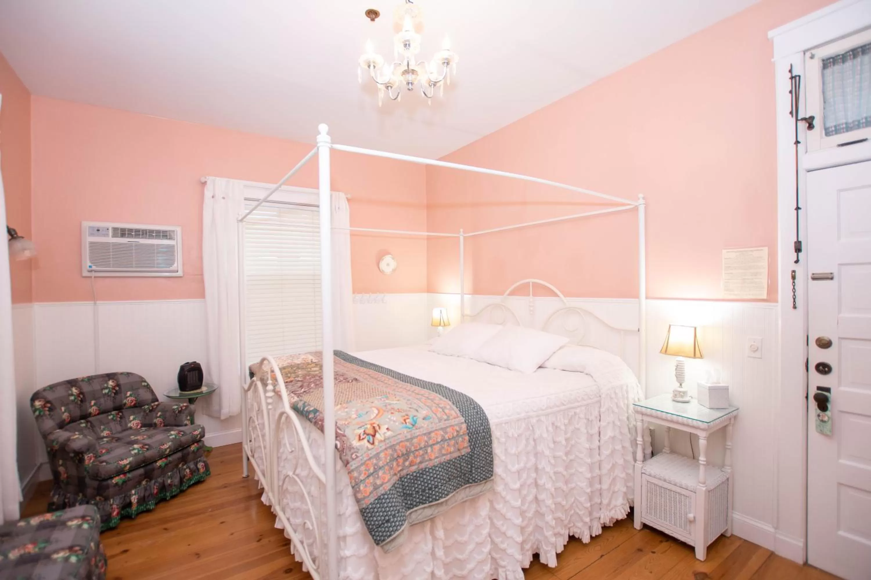 Bed in Terrace Inn and 1911 Restaurant