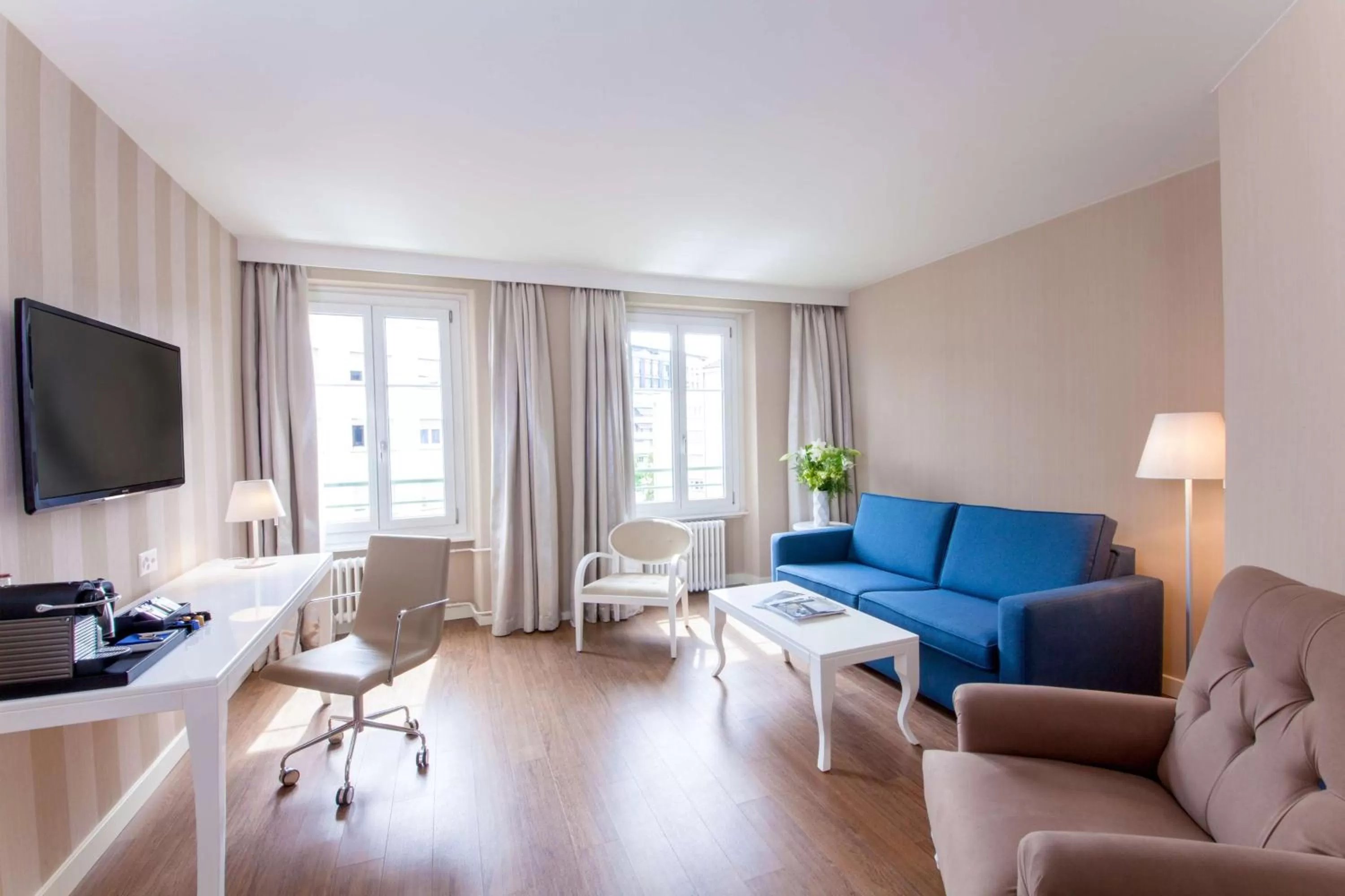 Photo of the whole room in Geneva by Fassbind