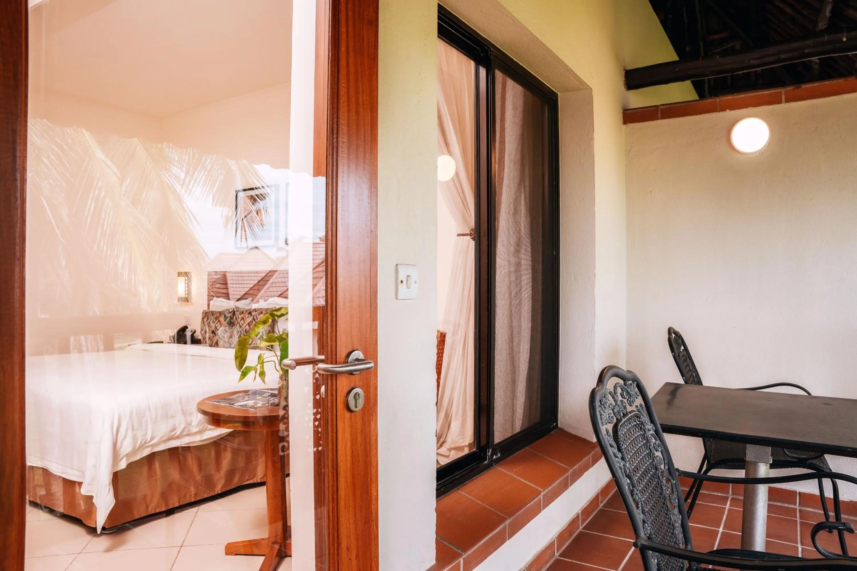 Balcony/Terrace, Bed in White Sands Hotel