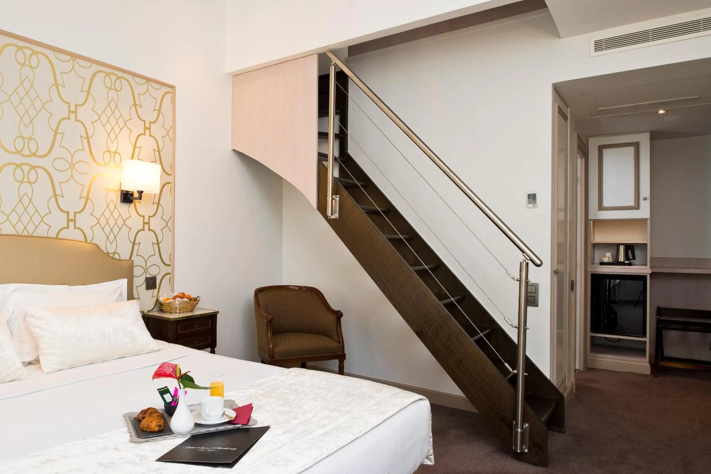 Photo of the whole room, Bed in Hôtel Saint-Pétersbourg Opéra & Spa