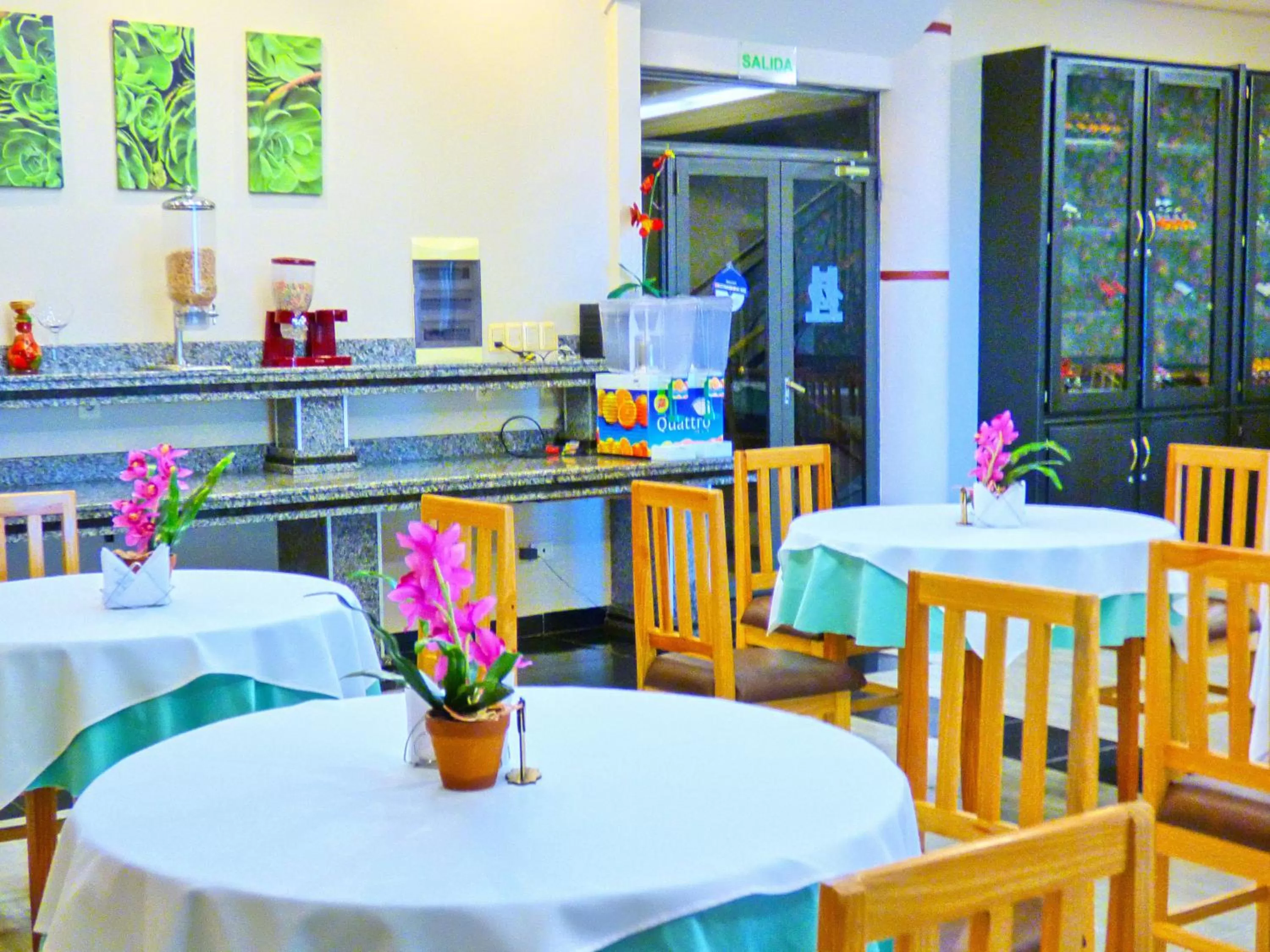 Restaurant/places to eat in De La Costa Hotel