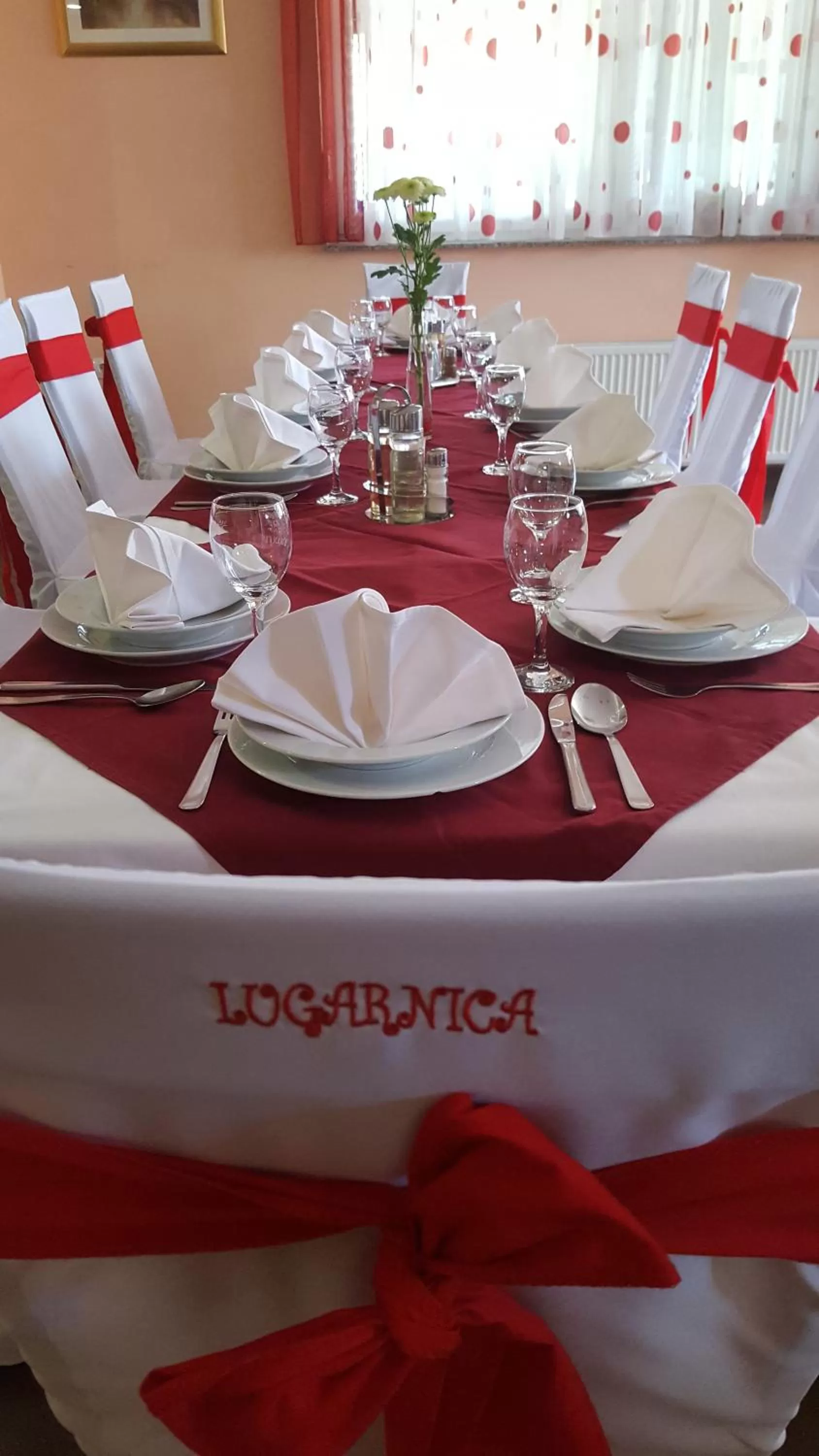 Restaurant/Places to Eat in Lugarnica