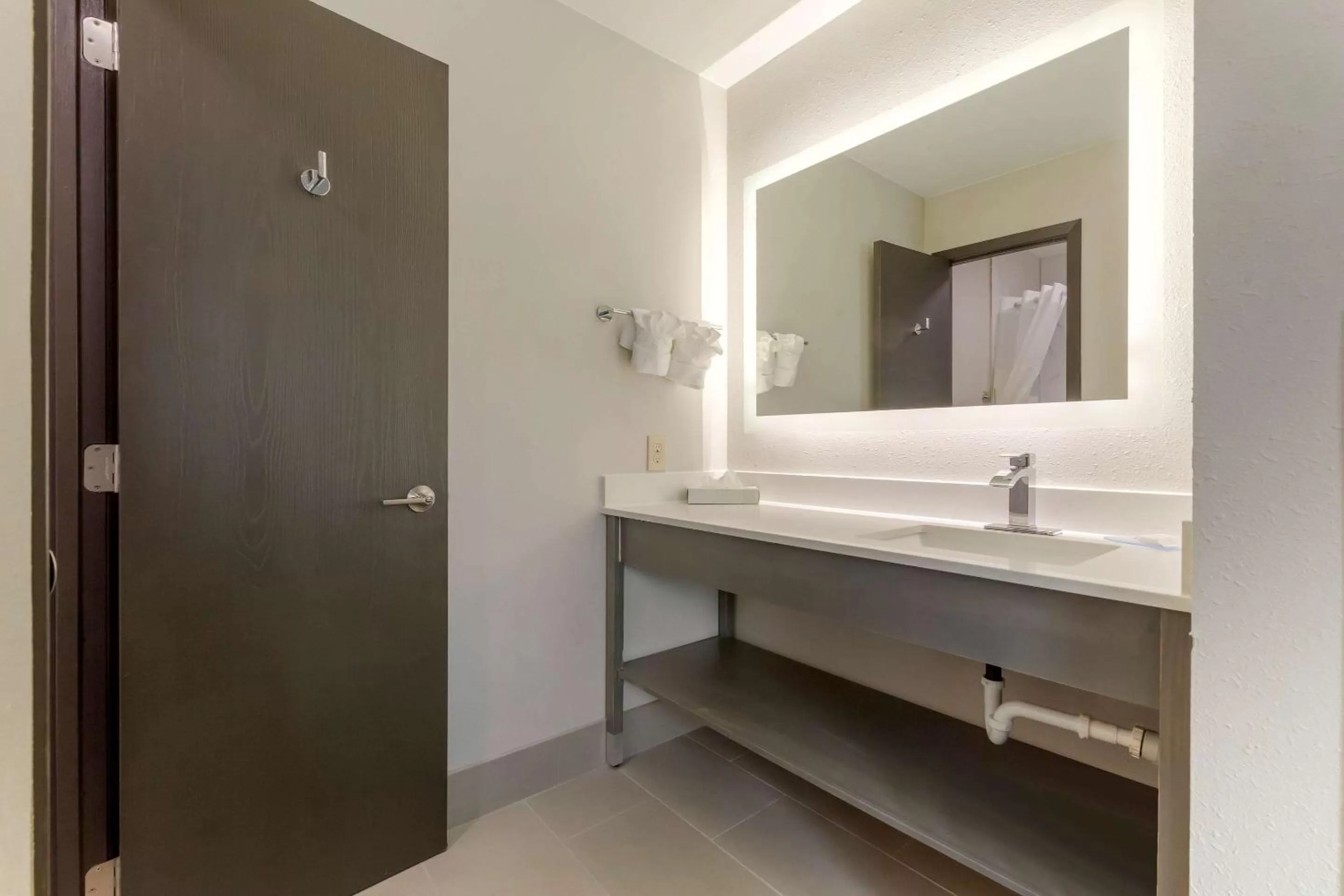 Bedroom in Clarion Pointe Tomah